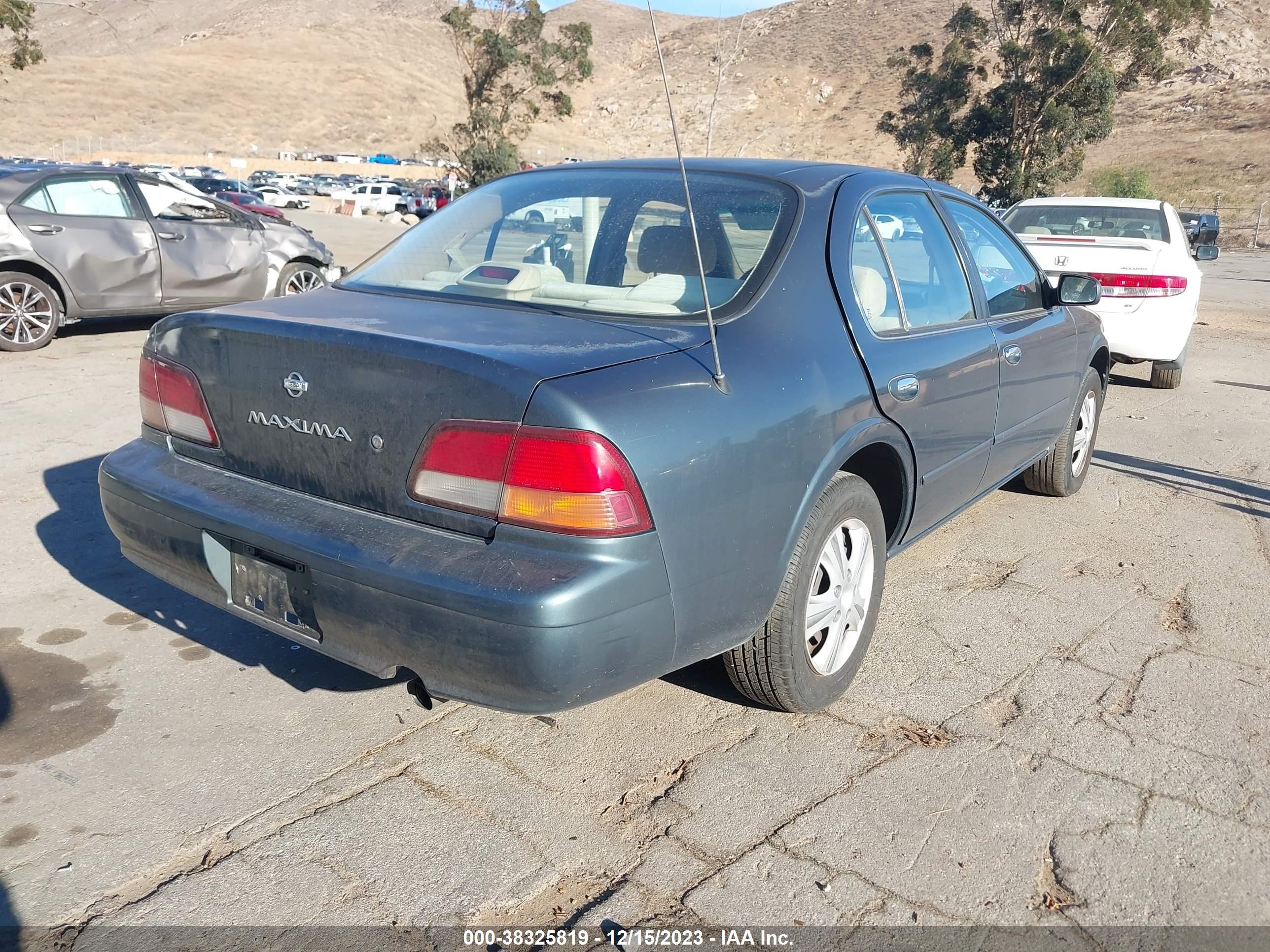 Photo 3 VIN: JN1CA21D3VT825725 - NISSAN MAXIMA 