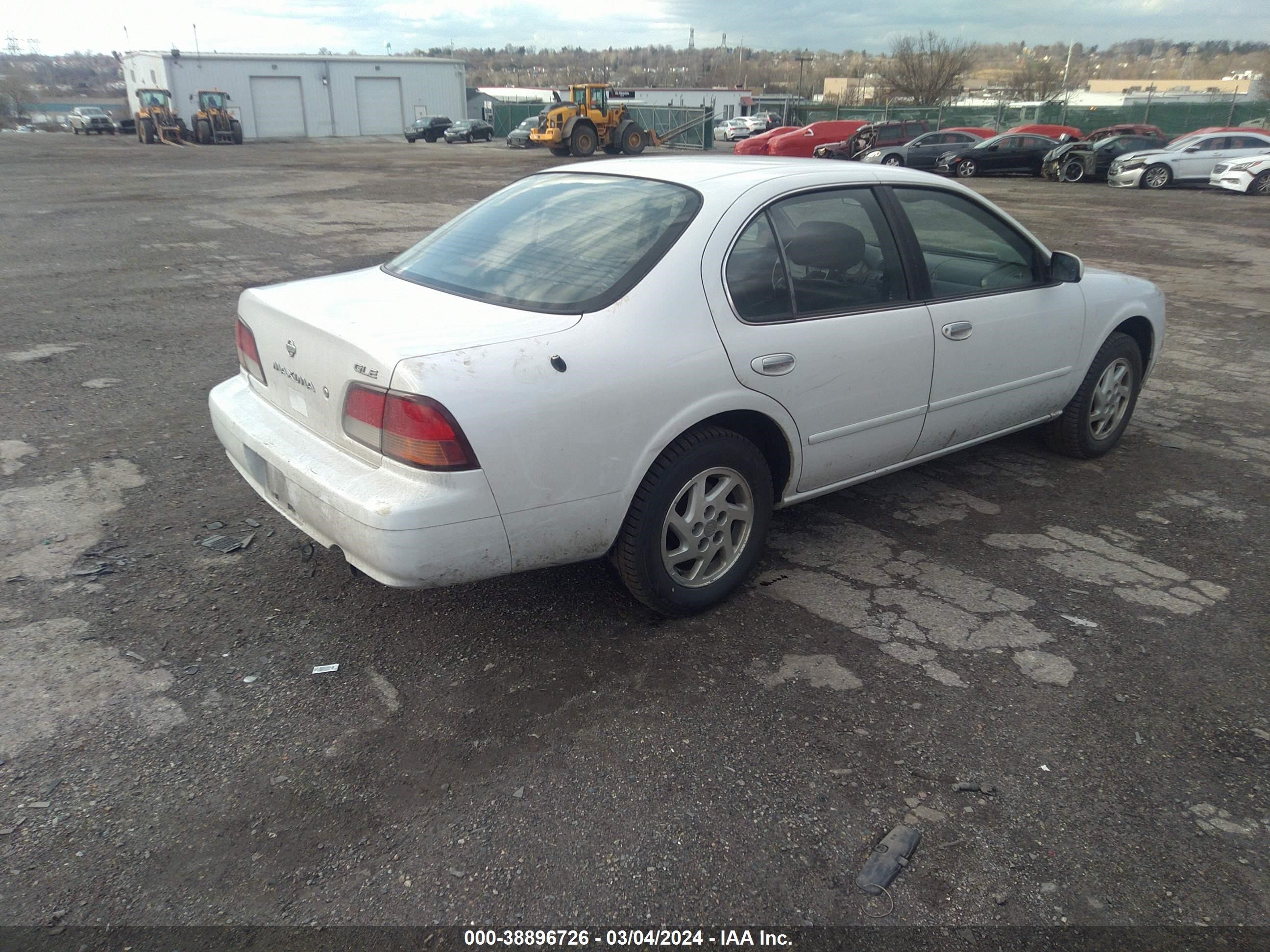 Photo 3 VIN: JN1CA21D3WT525913 - NISSAN MAXIMA 