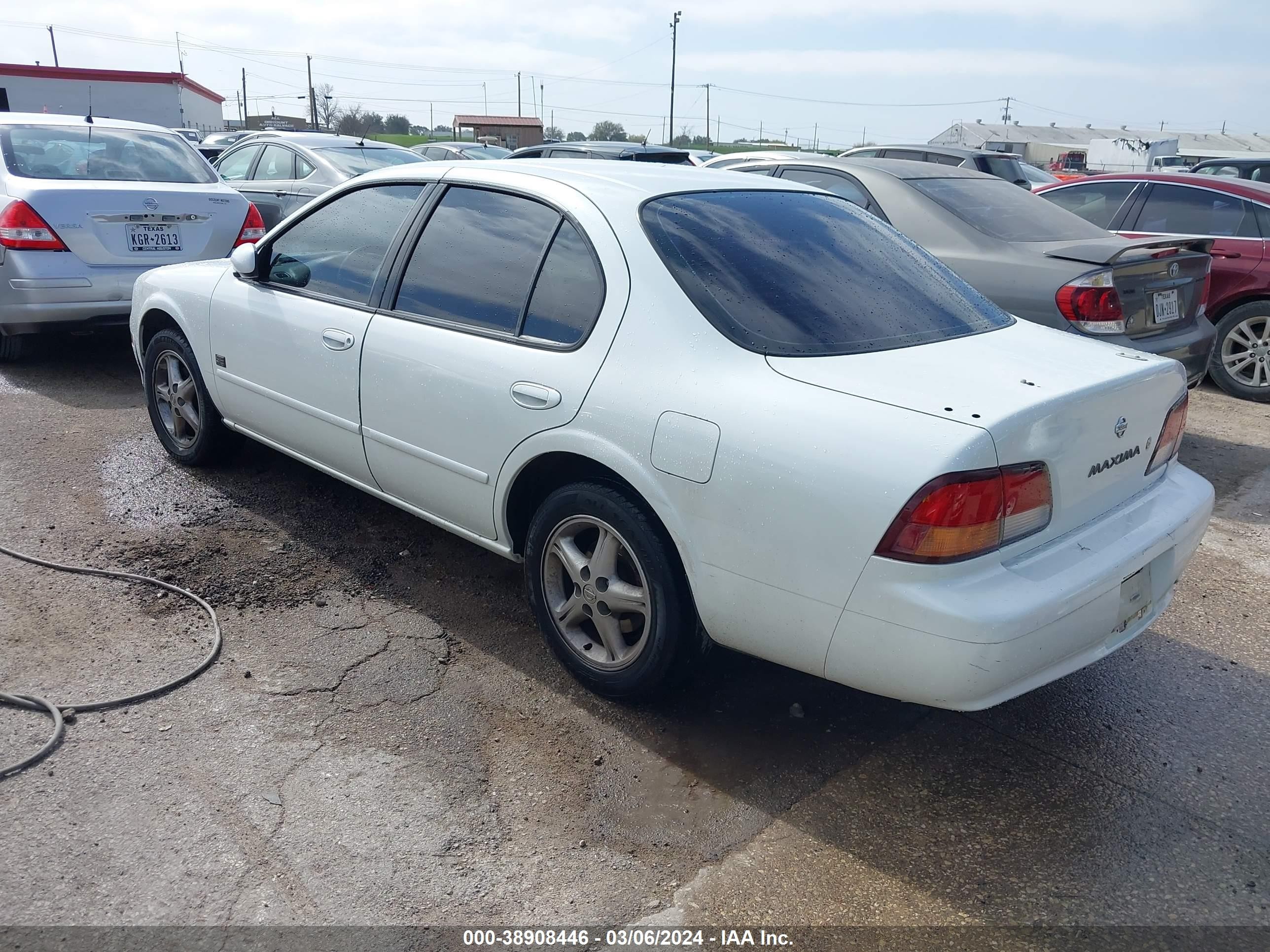 Photo 2 VIN: JN1CA21D3XT818843 - NISSAN MAXIMA 