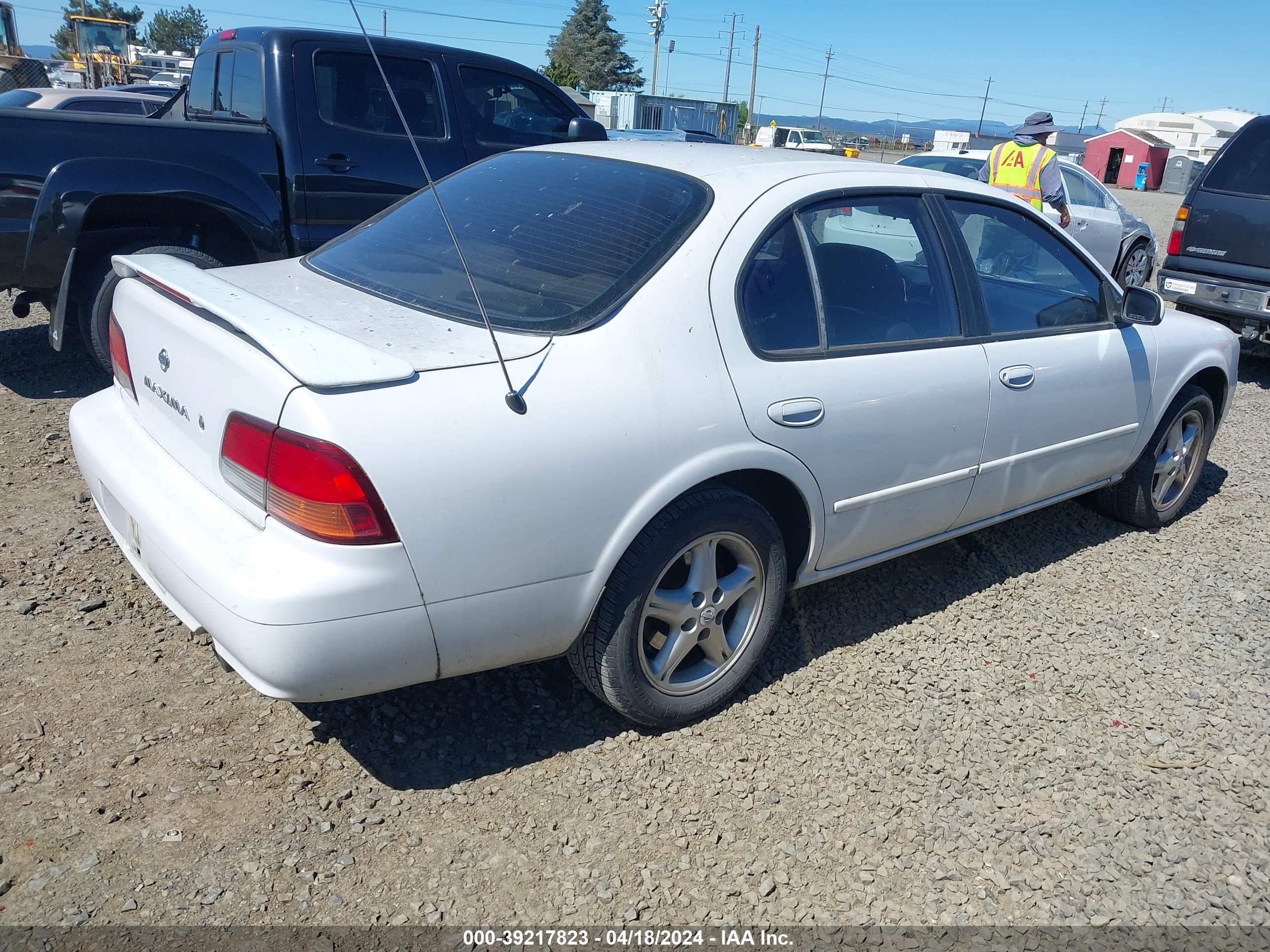 Photo 3 VIN: JN1CA21D4VT876201 - NISSAN MAXIMA 