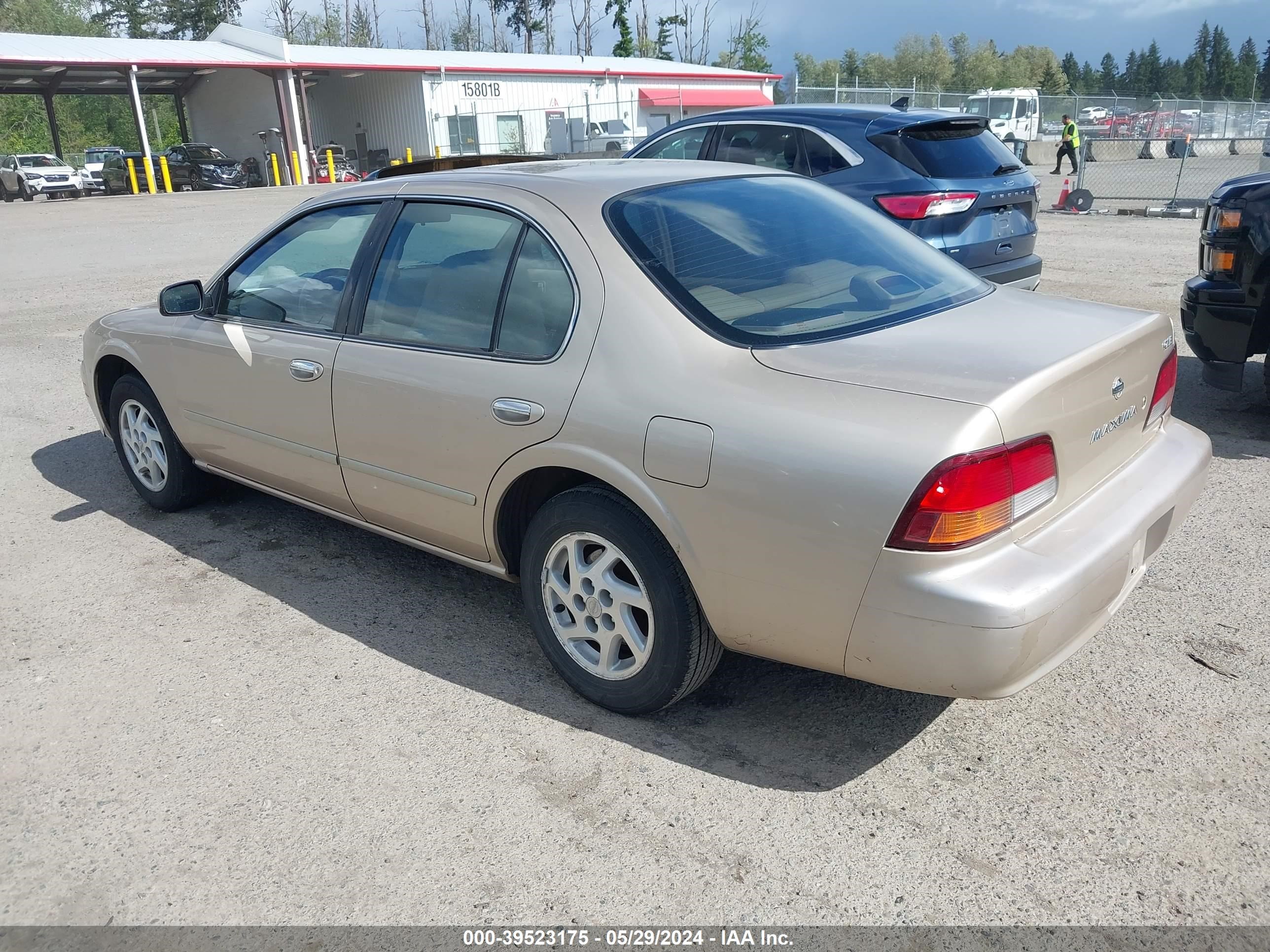 Photo 2 VIN: JN1CA21D9WT514267 - NISSAN MAXIMA 