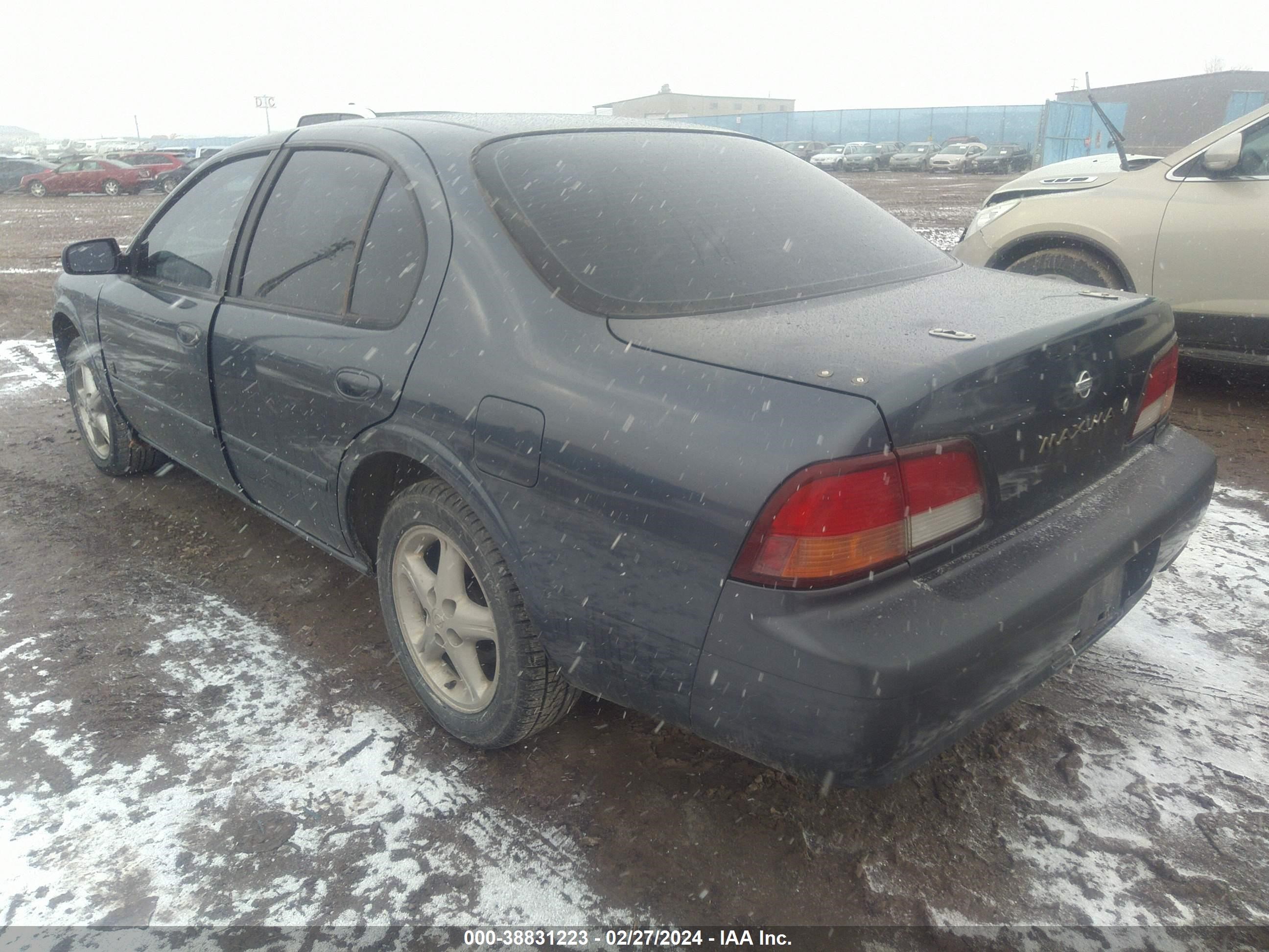 Photo 2 VIN: JN1CA21D9XT823738 - NISSAN MAXIMA 