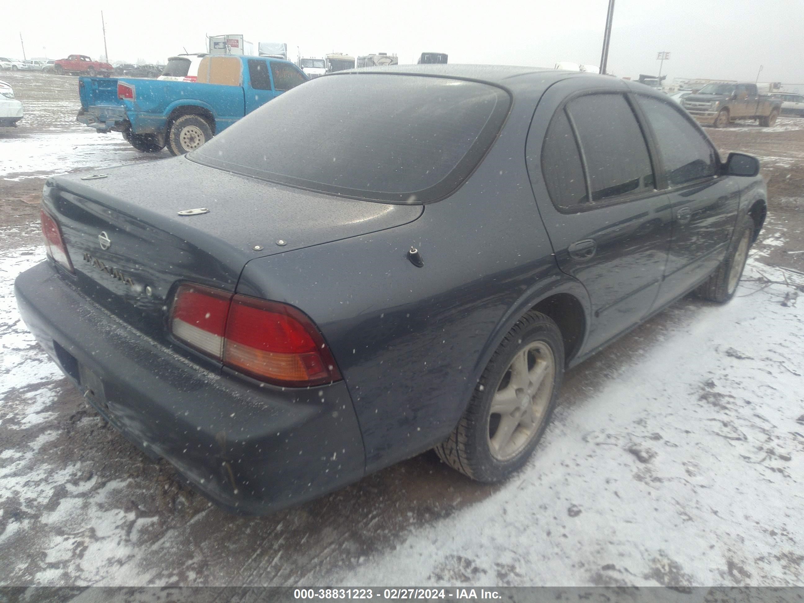 Photo 3 VIN: JN1CA21D9XT823738 - NISSAN MAXIMA 