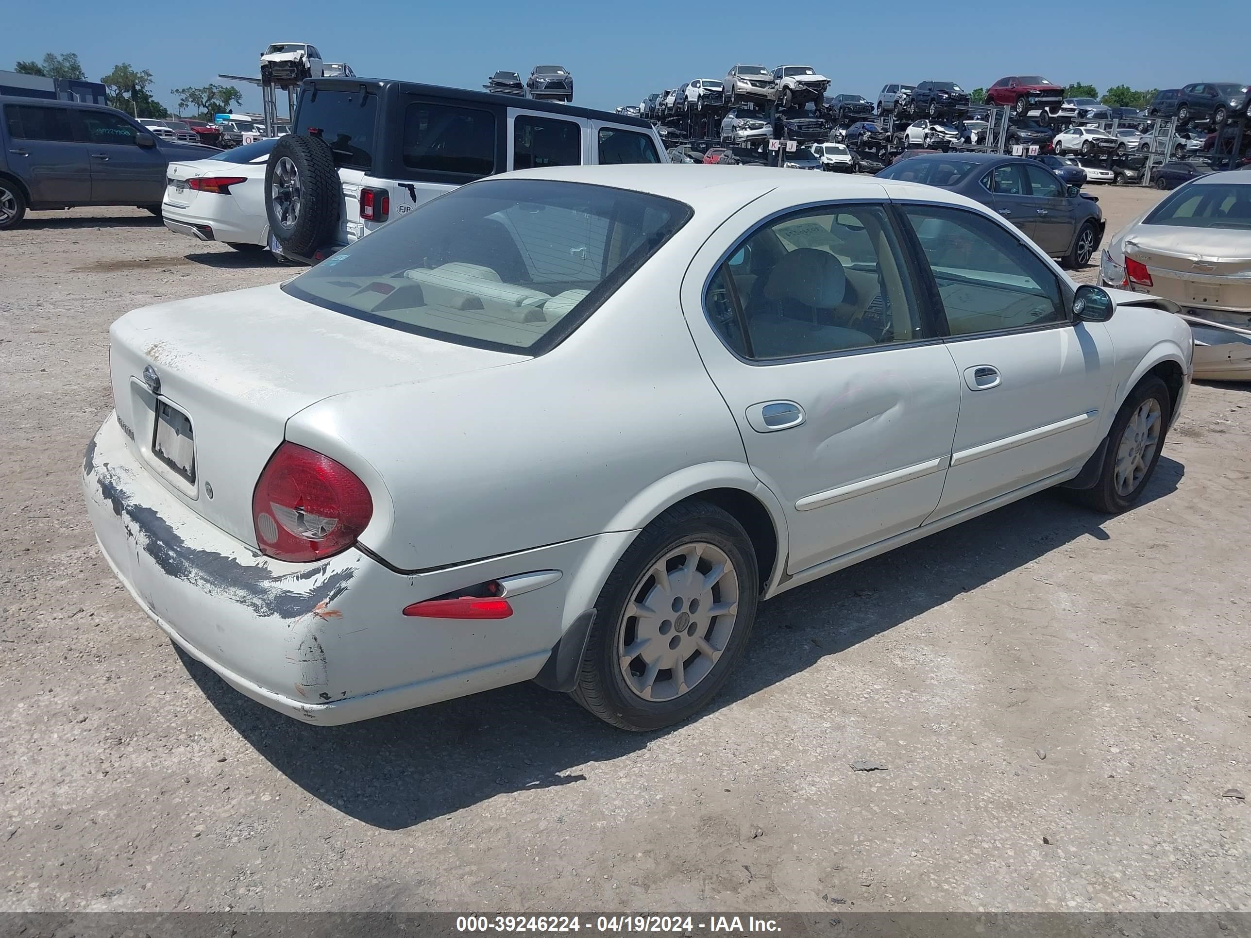 Photo 3 VIN: JN1CA31D01T804251 - NISSAN MAXIMA 