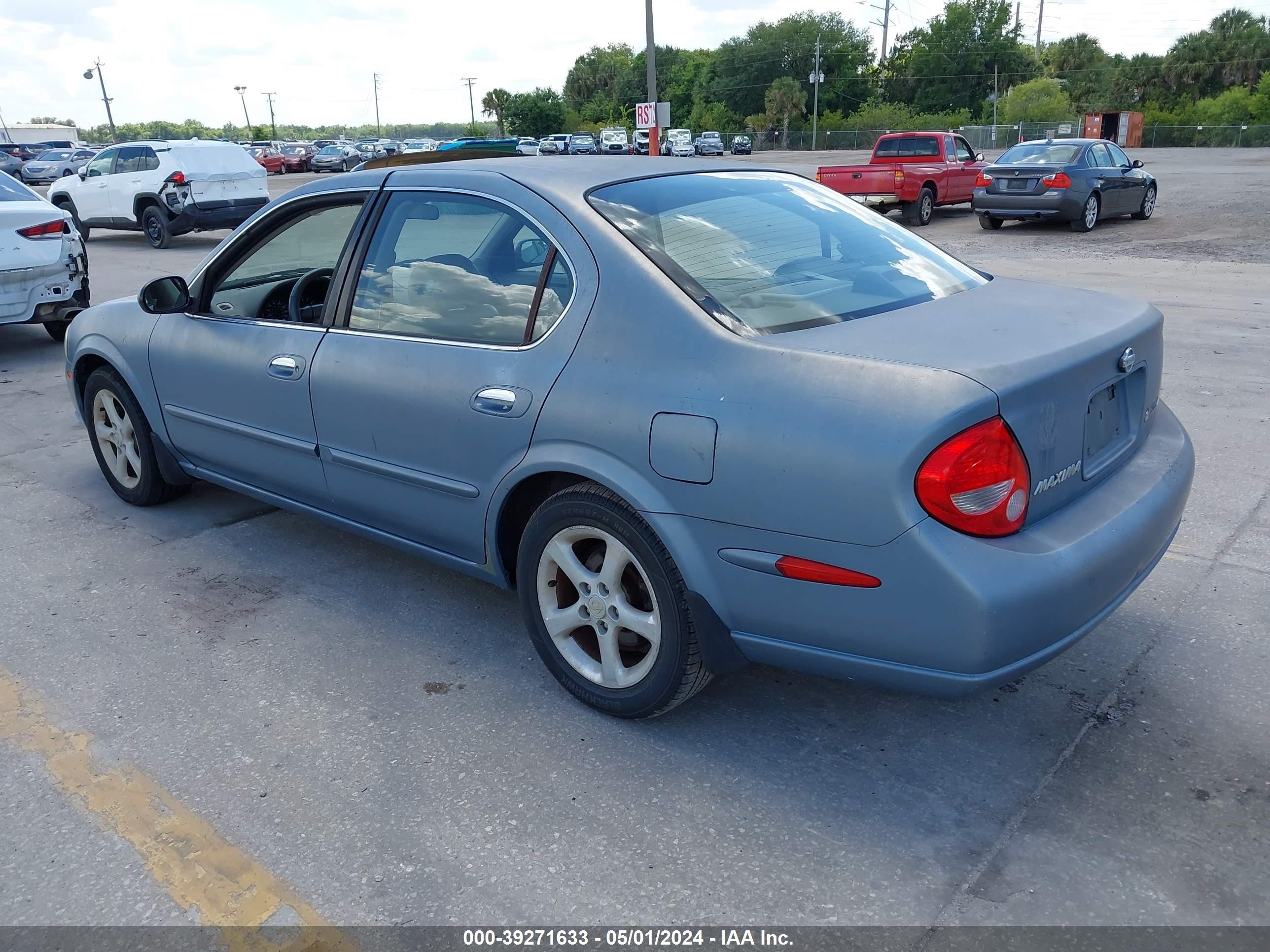 Photo 2 VIN: JN1CA31D0YT453228 - NISSAN MAXIMA 