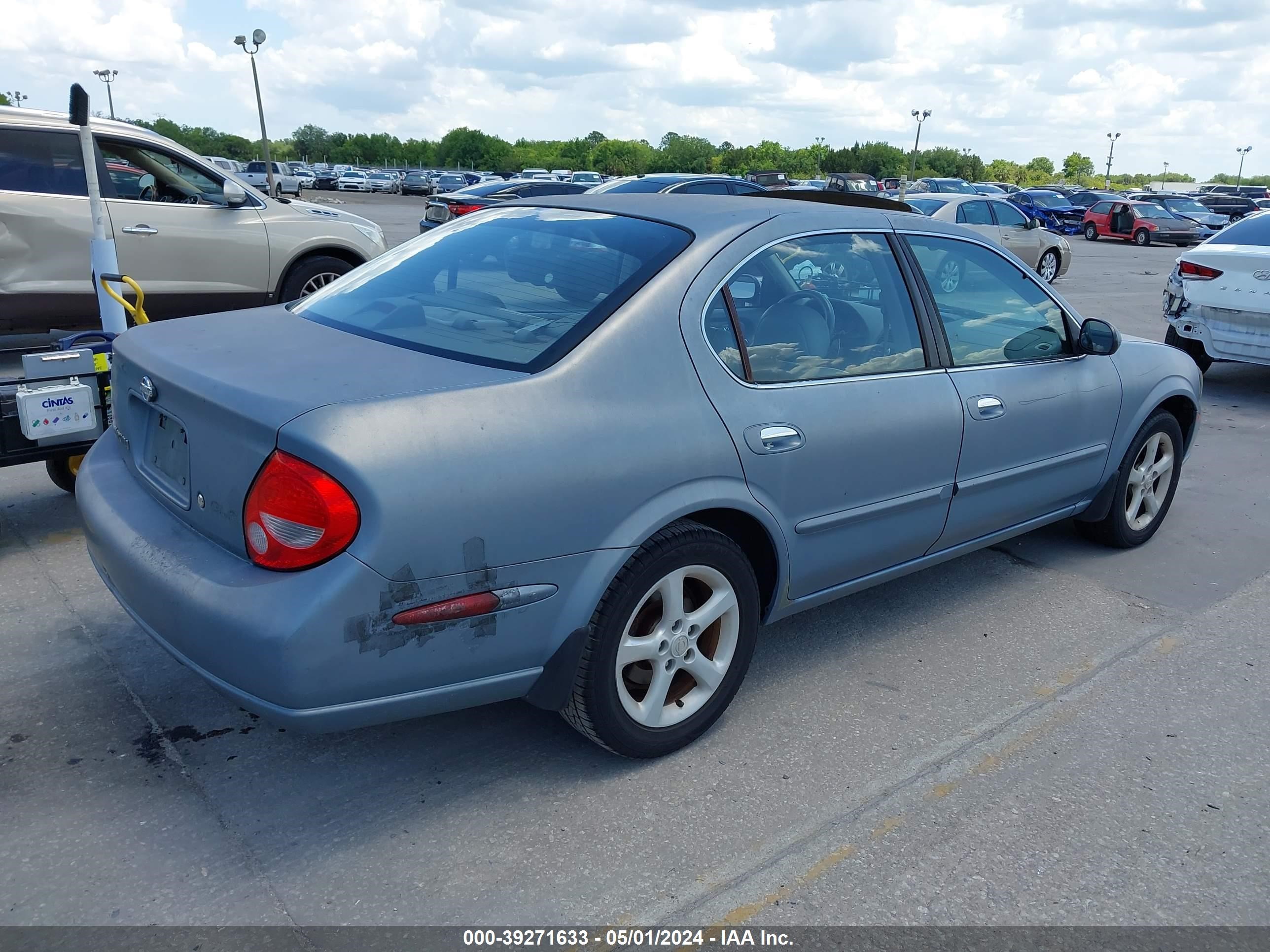 Photo 3 VIN: JN1CA31D0YT453228 - NISSAN MAXIMA 