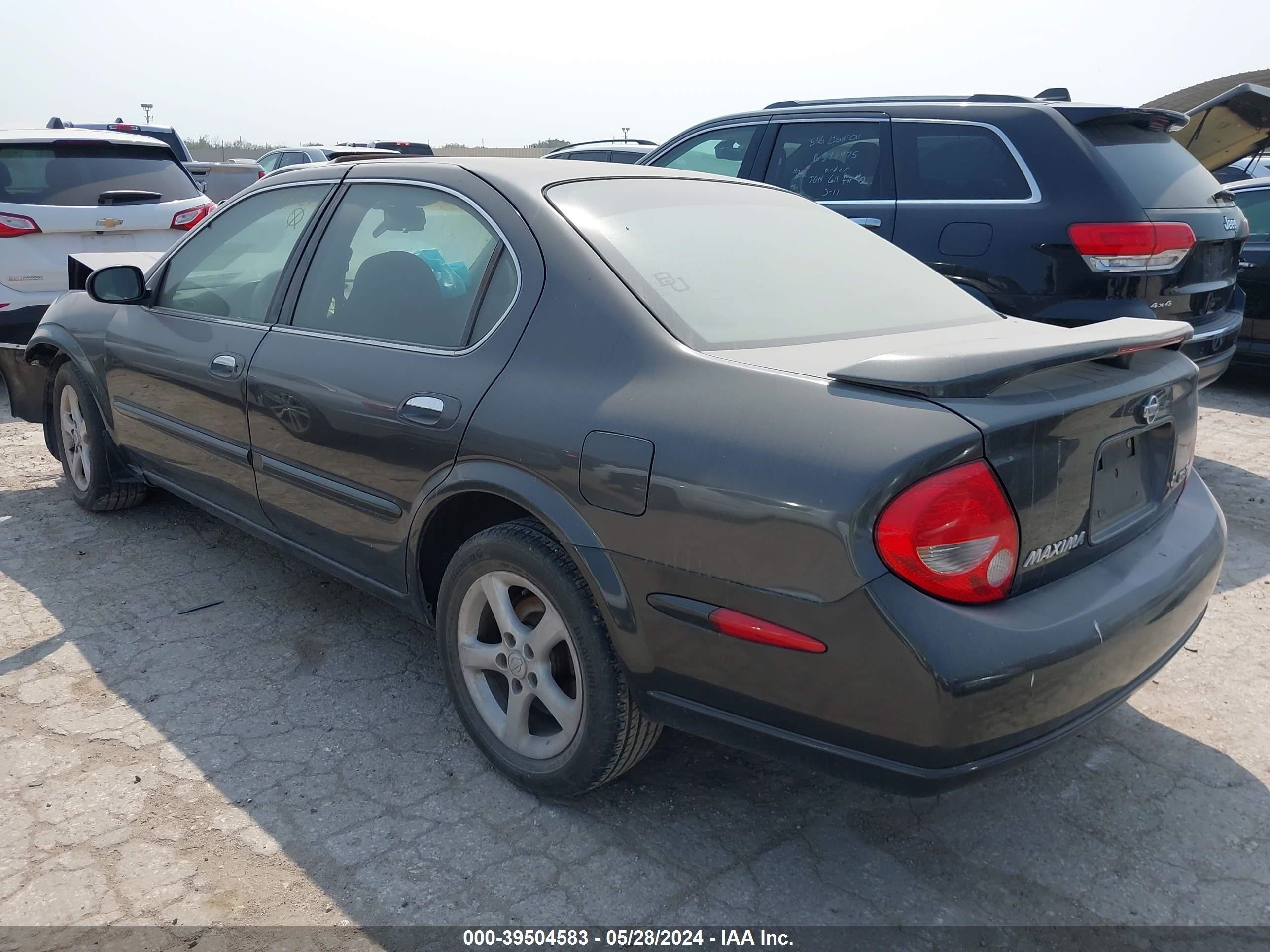 Photo 2 VIN: JN1CA31D0YT550065 - NISSAN MAXIMA 