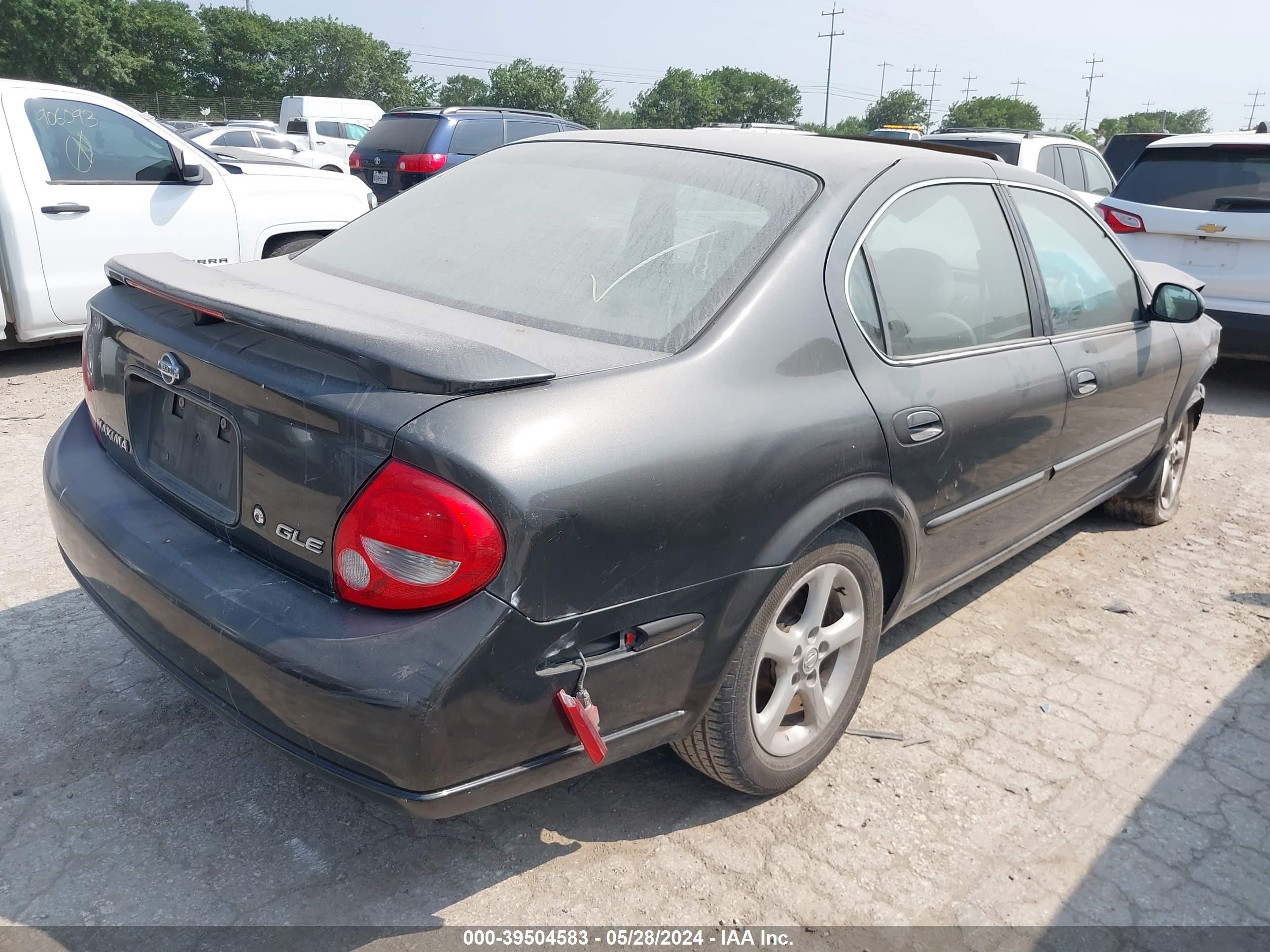 Photo 3 VIN: JN1CA31D0YT550065 - NISSAN MAXIMA 