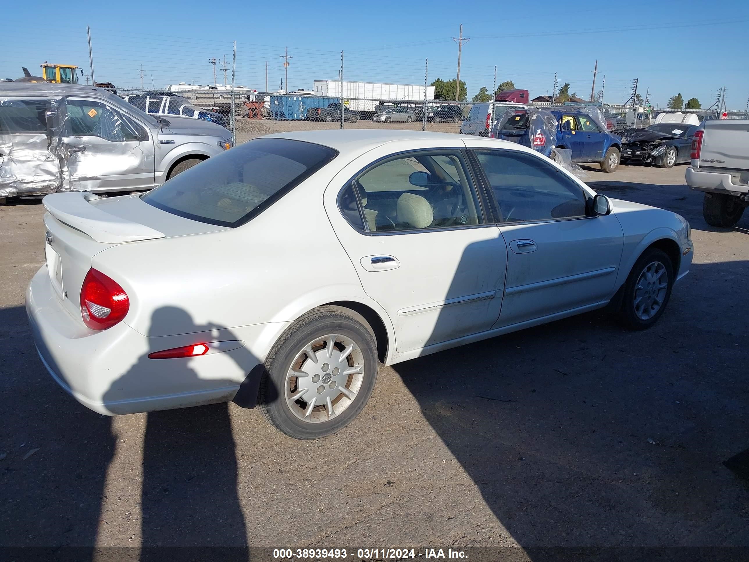 Photo 3 VIN: JN1CA31D3YT744556 - NISSAN MAXIMA 