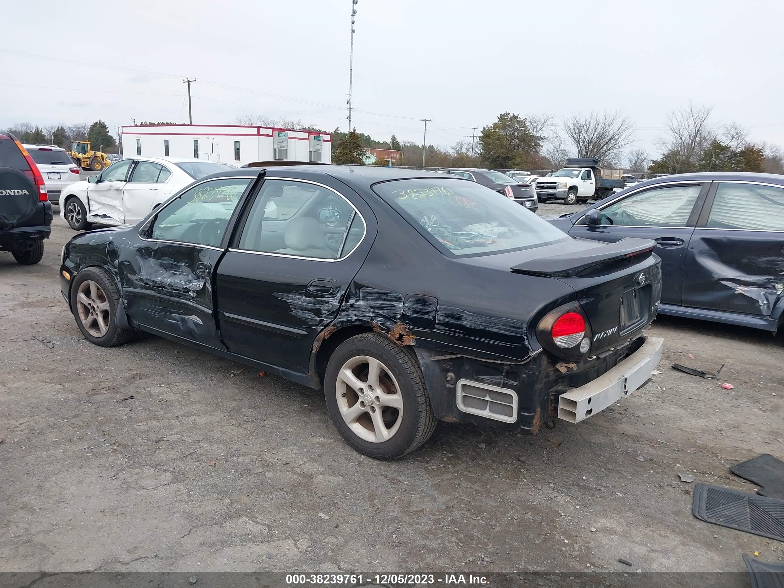 Photo 2 VIN: JN1CA31D4YT709864 - NISSAN MAXIMA 