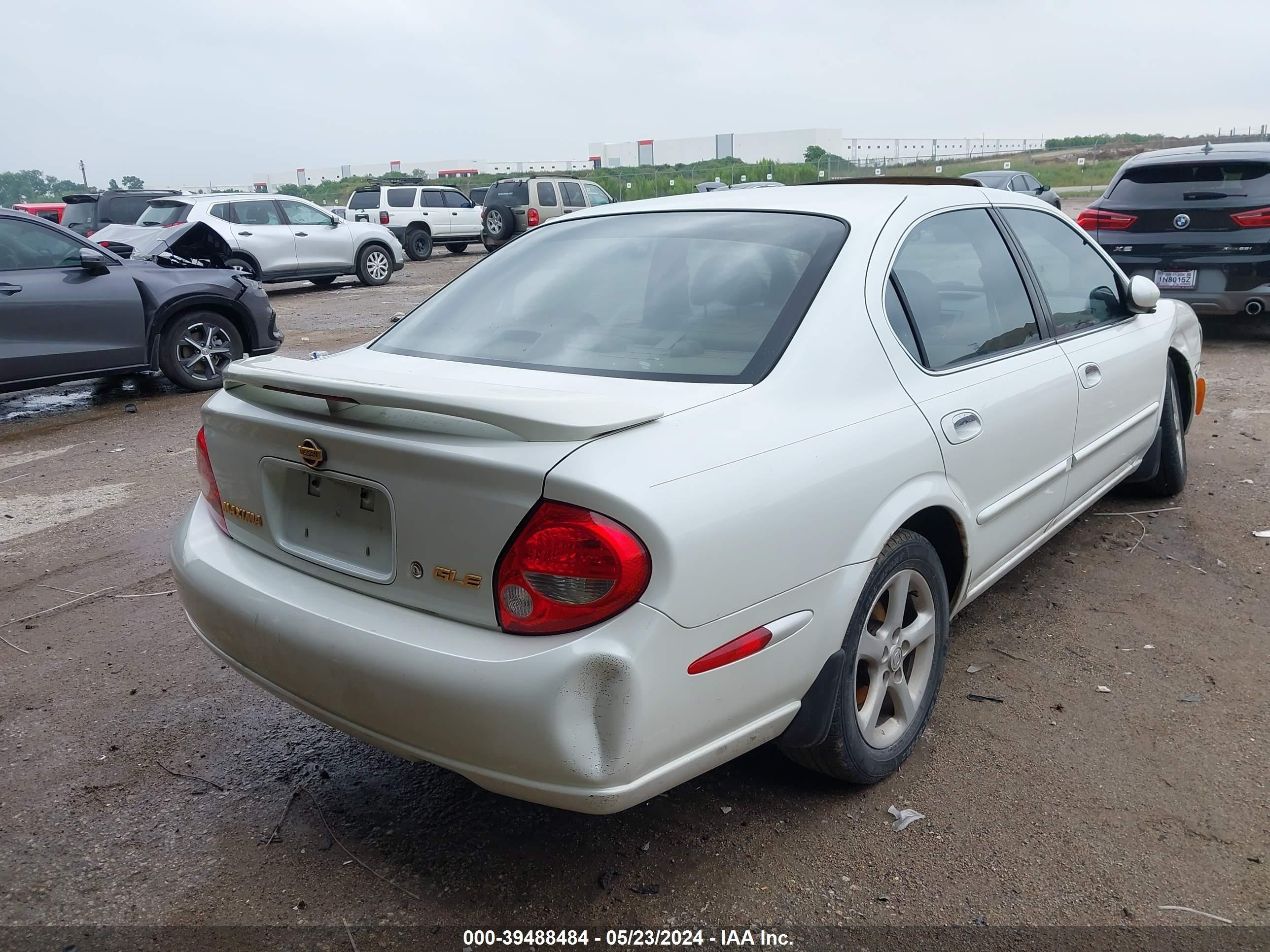 Photo 3 VIN: JN1CA31D6YT555335 - NISSAN MAXIMA 