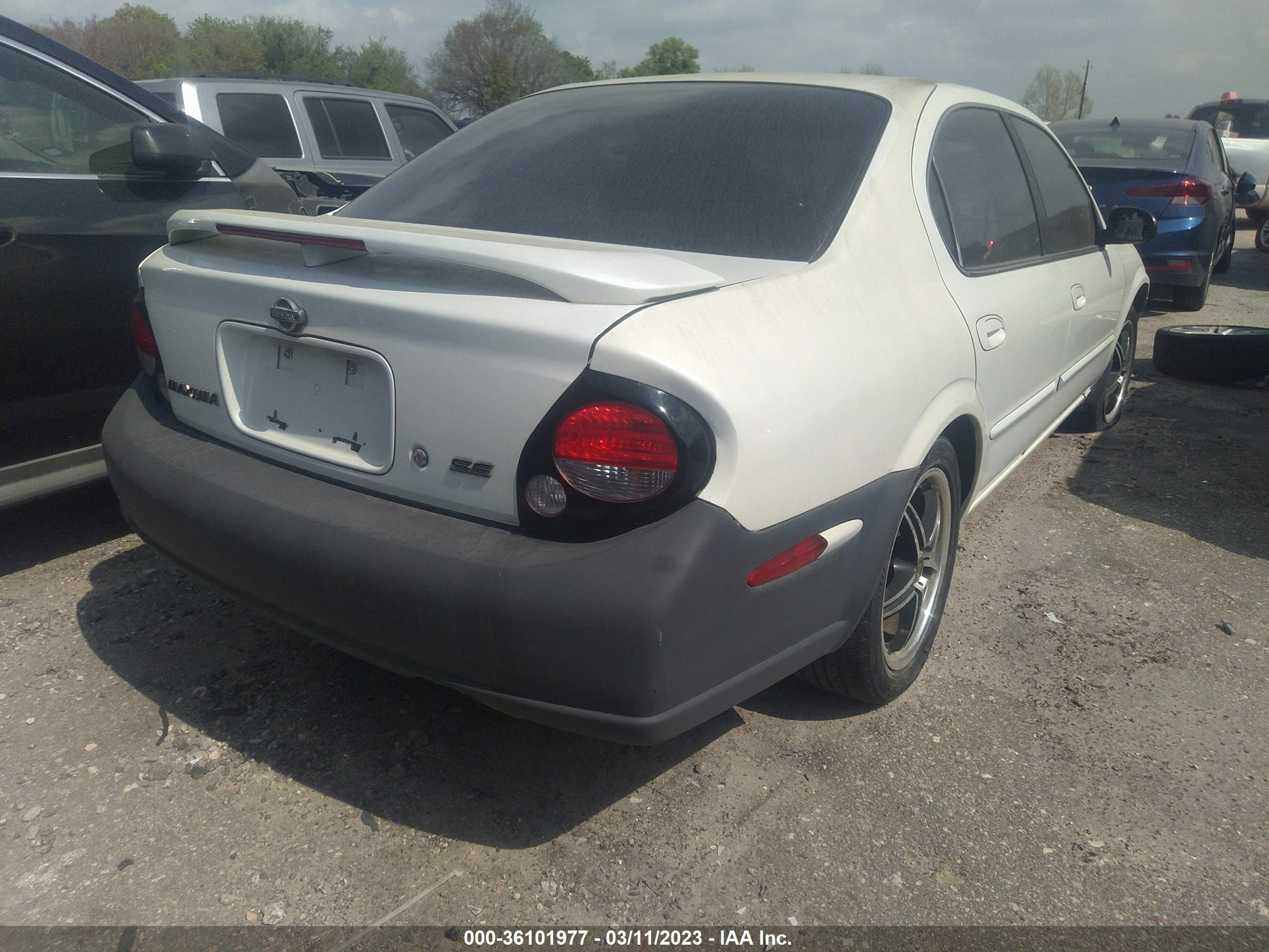 Photo 3 VIN: JN1CA31D7YT546515 - NISSAN MAXIMA 