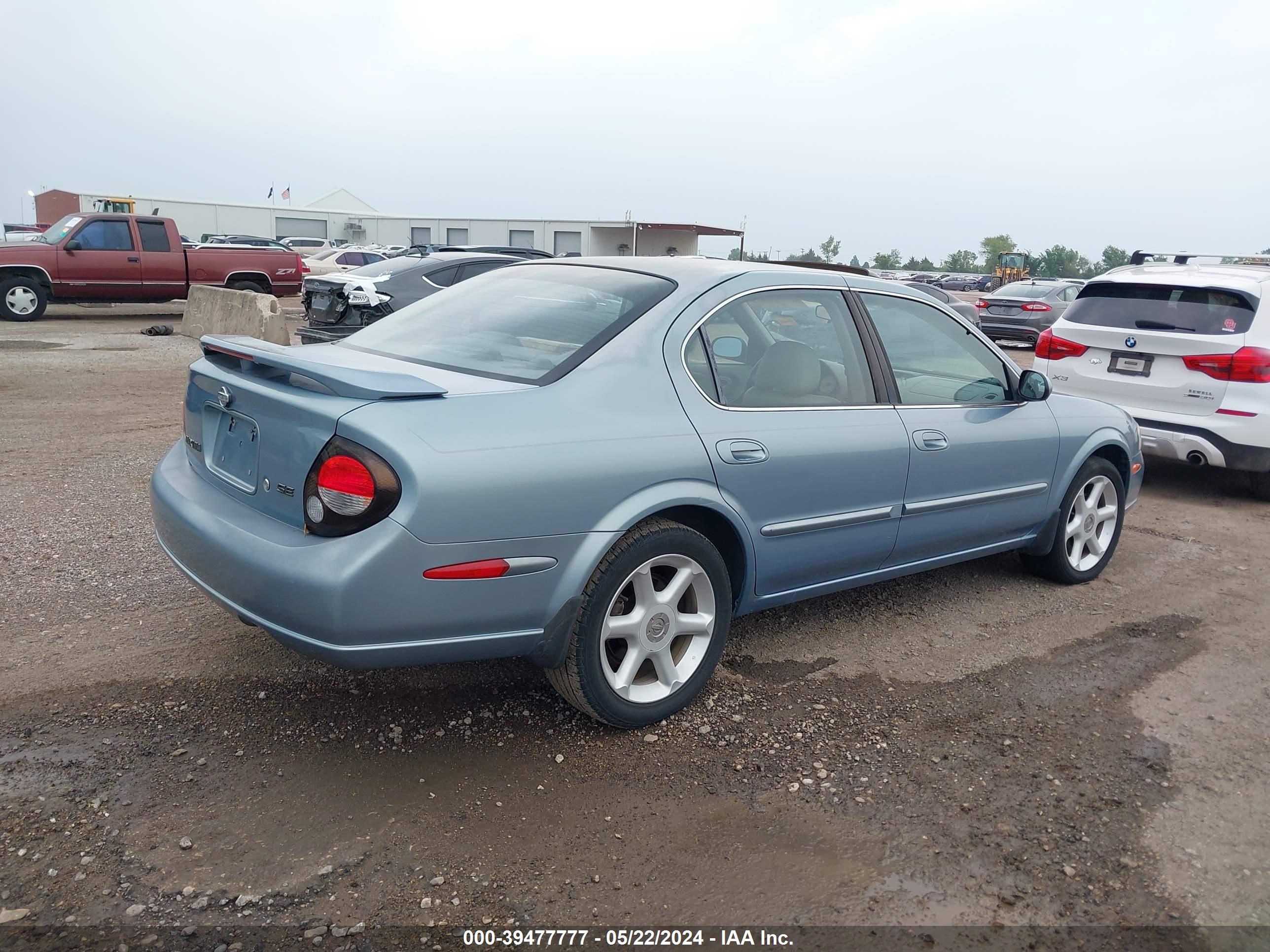 Photo 3 VIN: JN1CA31D8YT528783 - NISSAN MAXIMA 