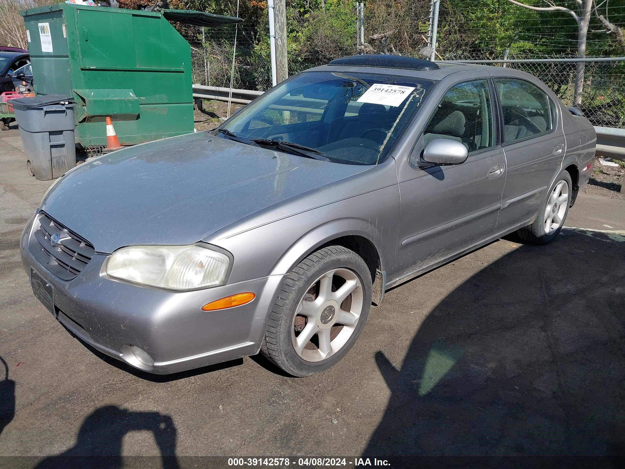 Photo 1 VIN: JN1CA31D9YT557421 - NISSAN MAXIMA 