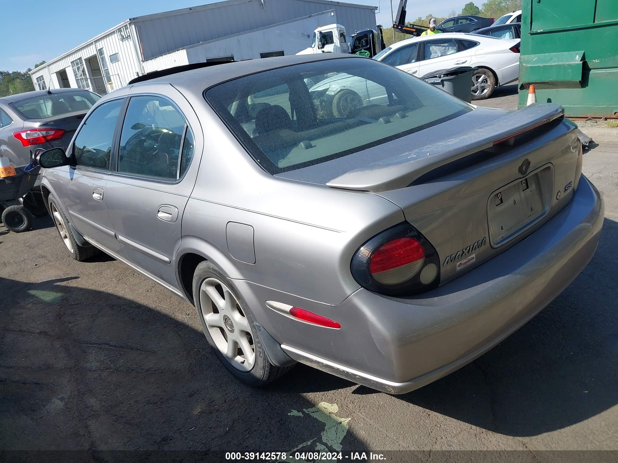 Photo 2 VIN: JN1CA31D9YT557421 - NISSAN MAXIMA 