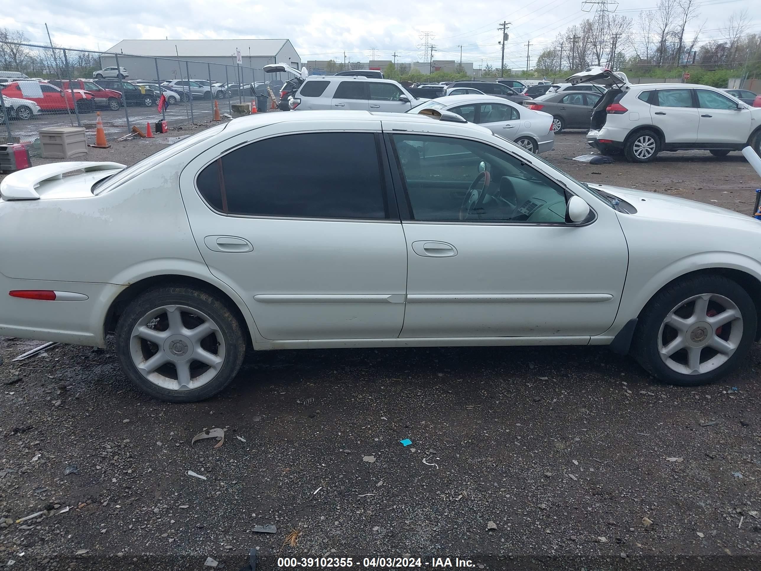 Photo 12 VIN: JN1CA31DXYT546590 - NISSAN MAXIMA 