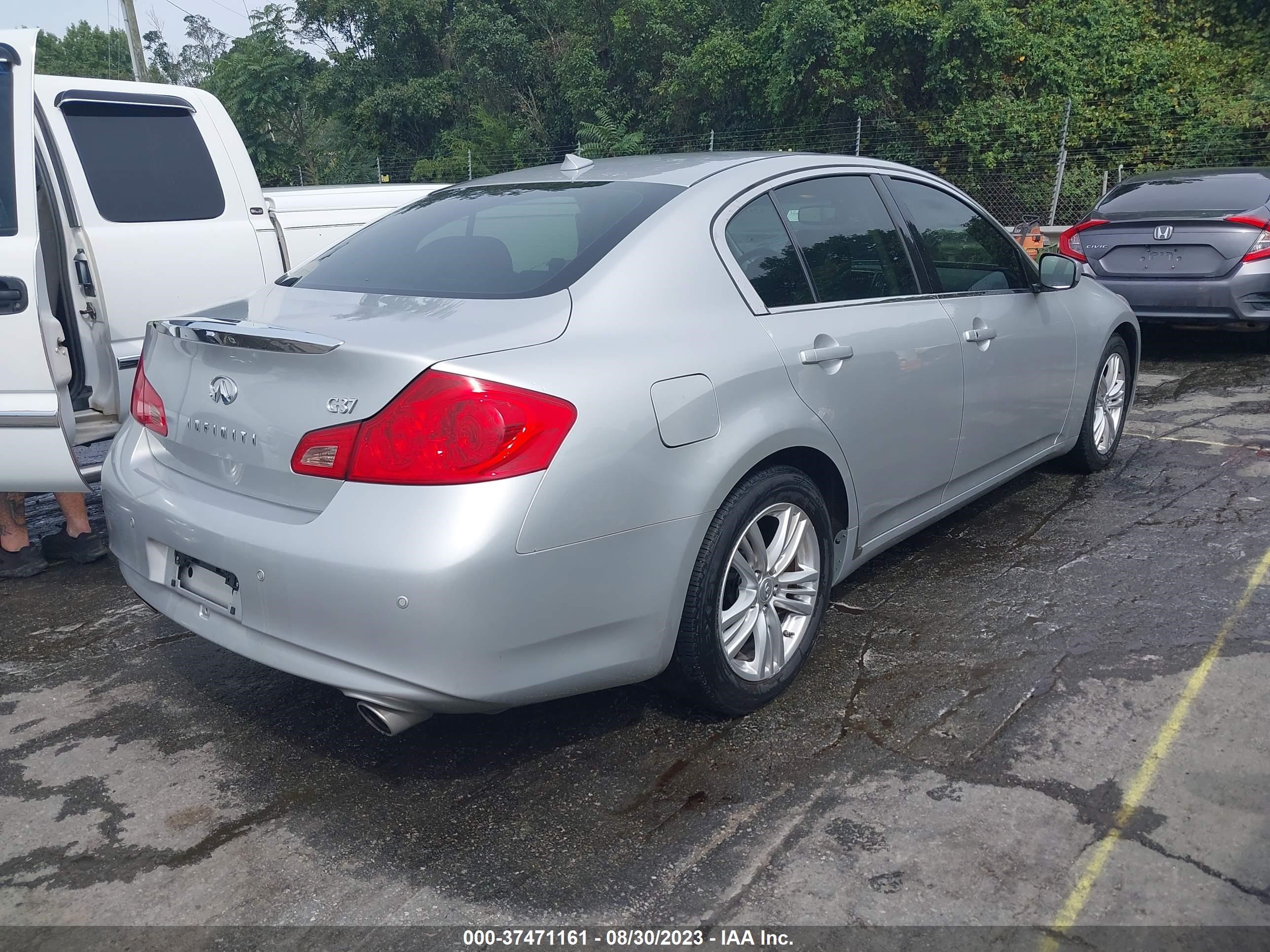 Photo 3 VIN: JN1CV6AP0BM504950 - INFINITI G 