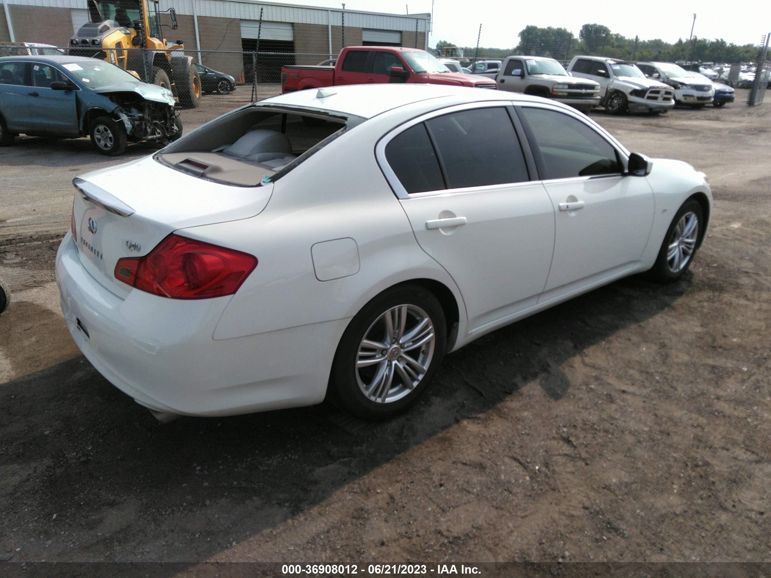 Photo 3 VIN: JN1CV6AP0FM500399 - INFINITI Q40 