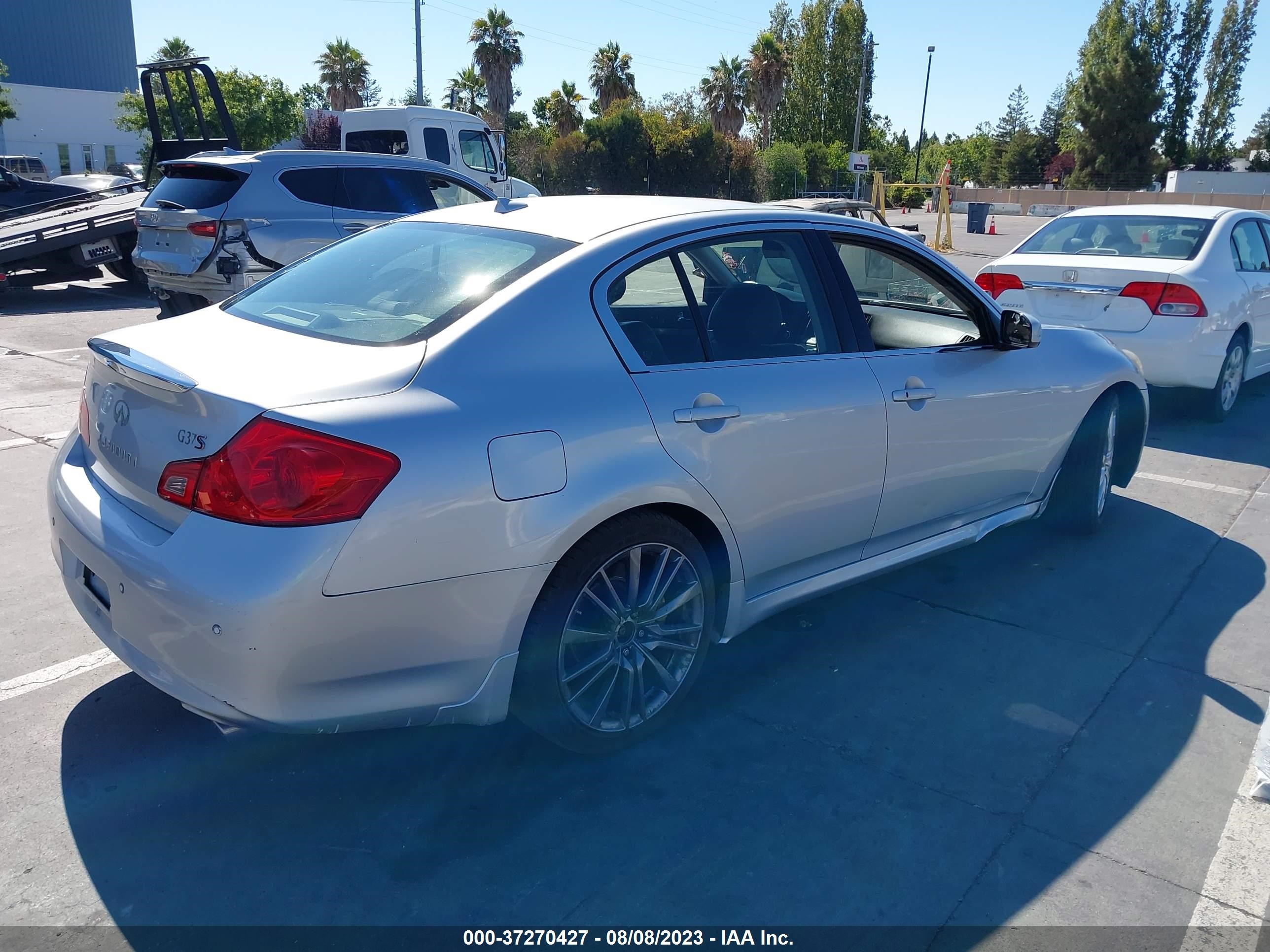 Photo 3 VIN: JN1CV6AP4AM402923 - INFINITI G 