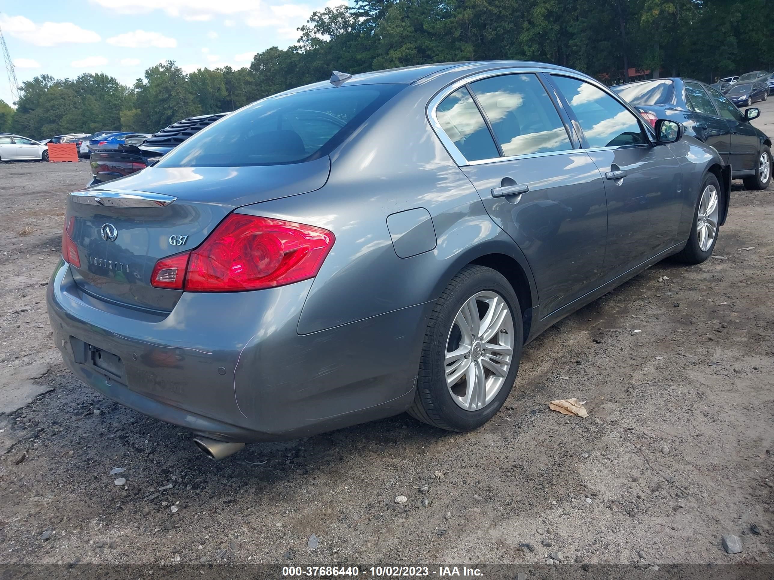 Photo 3 VIN: JN1CV6AP4BM502666 - INFINITI G 