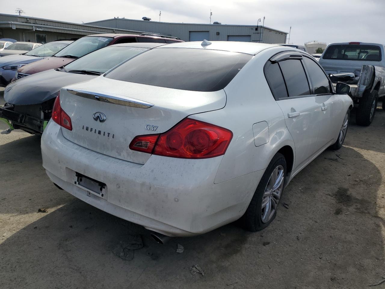 Photo 2 VIN: JN1CV6AP8DM304563 - INFINITI G 