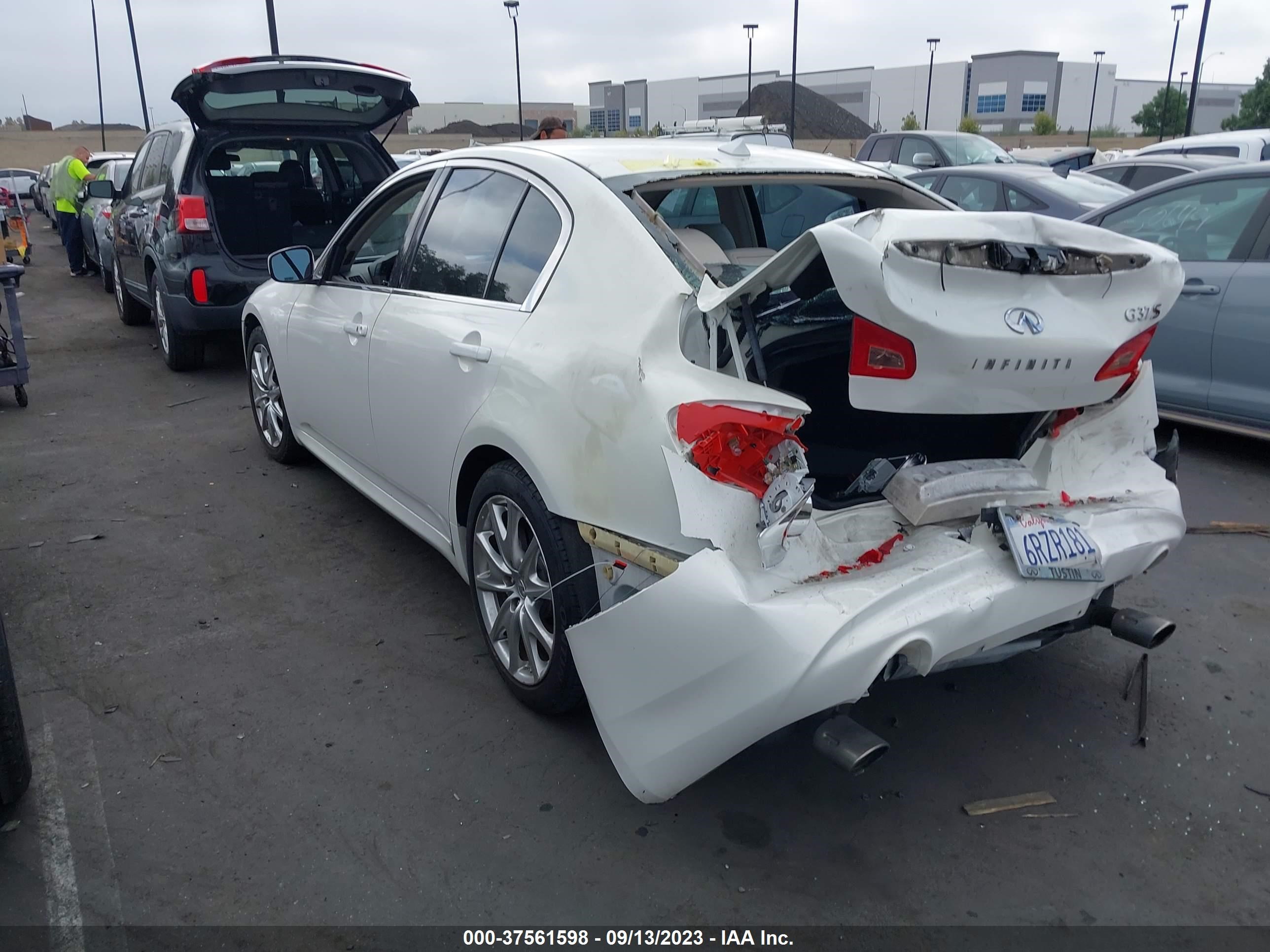 Photo 2 VIN: JN1CV6AP9BM506132 - INFINITI G 