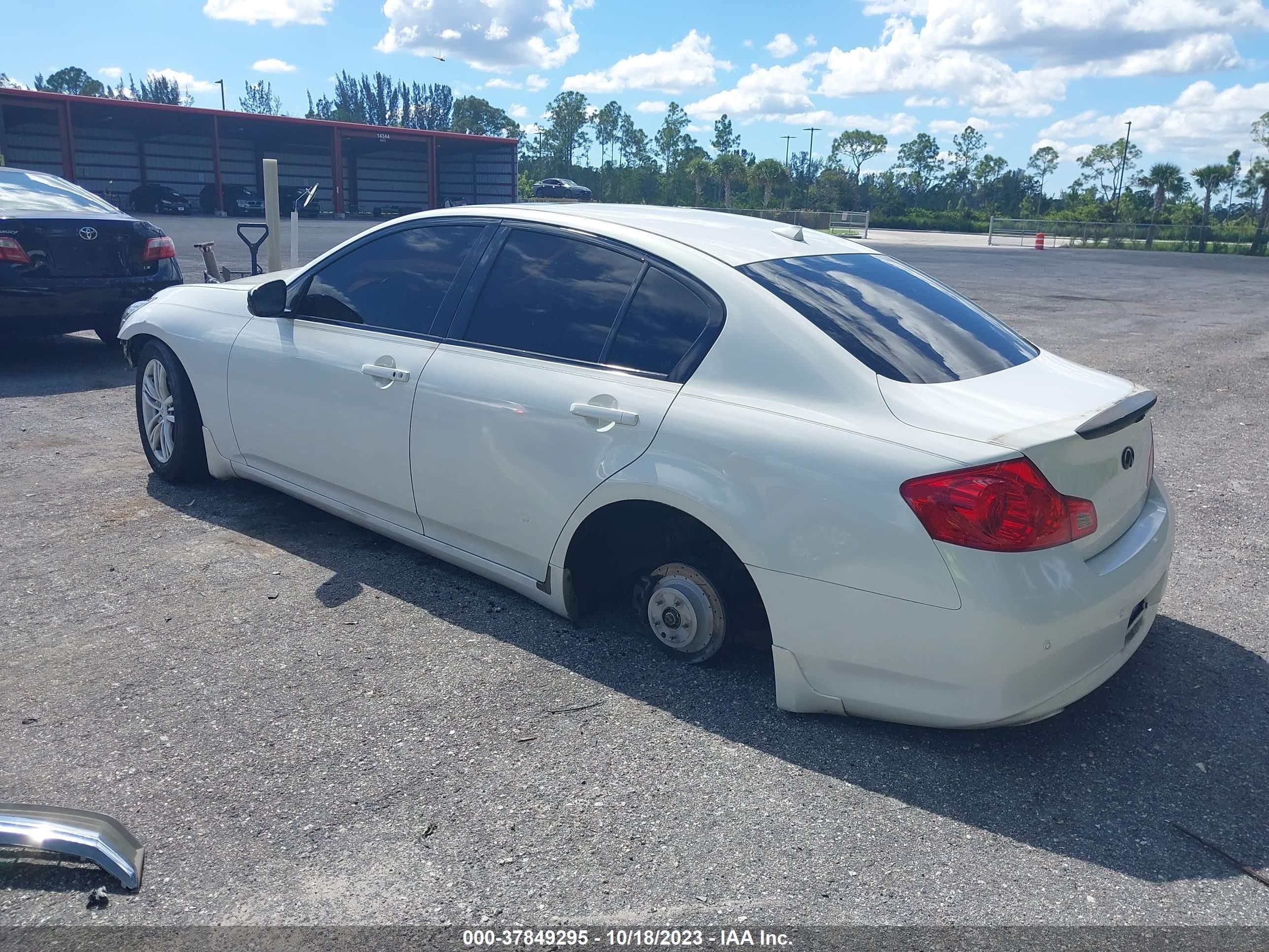 Photo 2 VIN: JN1CV6AP9DM718497 - INFINITI G 