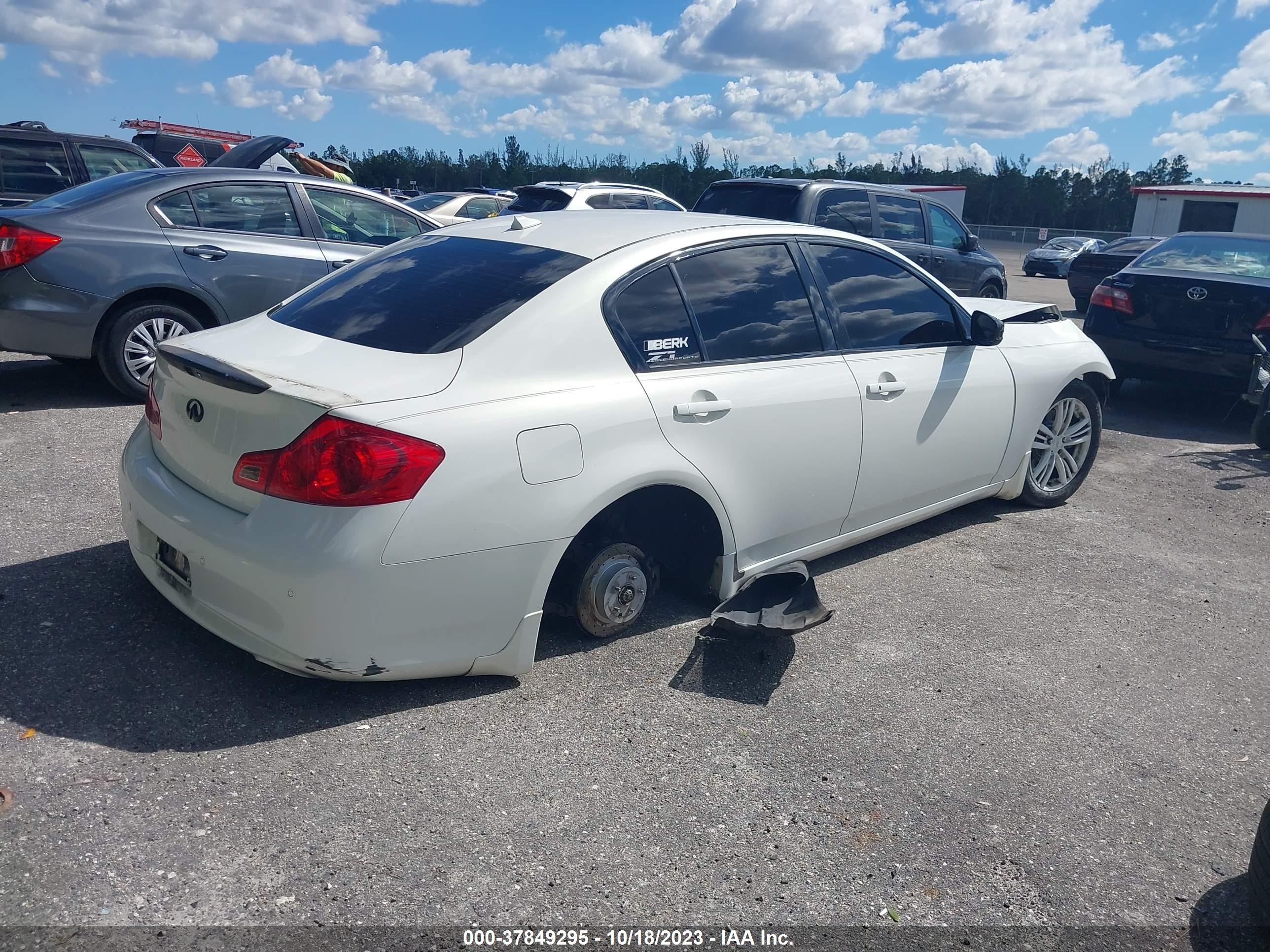 Photo 3 VIN: JN1CV6AP9DM718497 - INFINITI G 