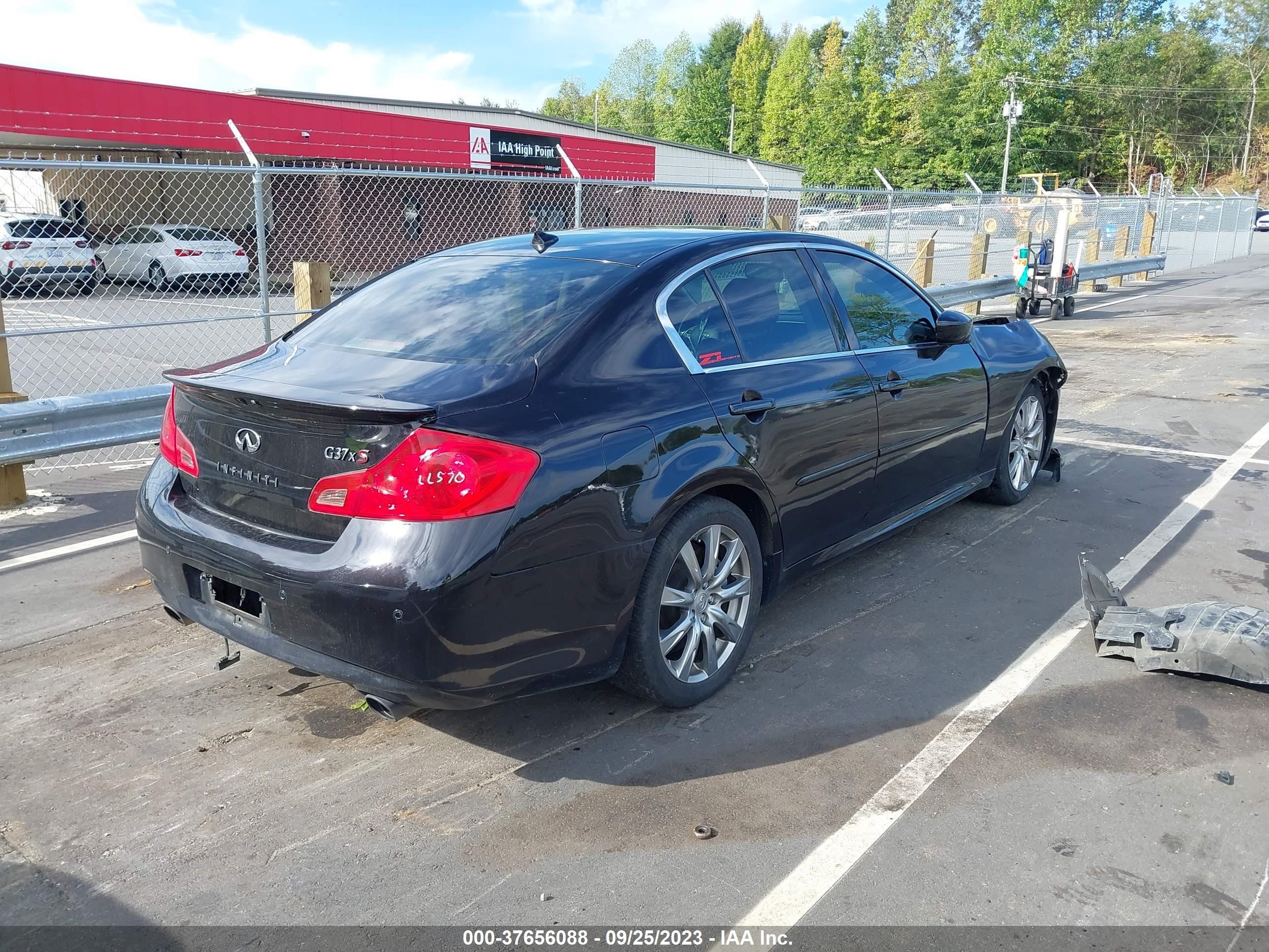 Photo 3 VIN: JN1CV6APXBM500727 - INFINITI G 