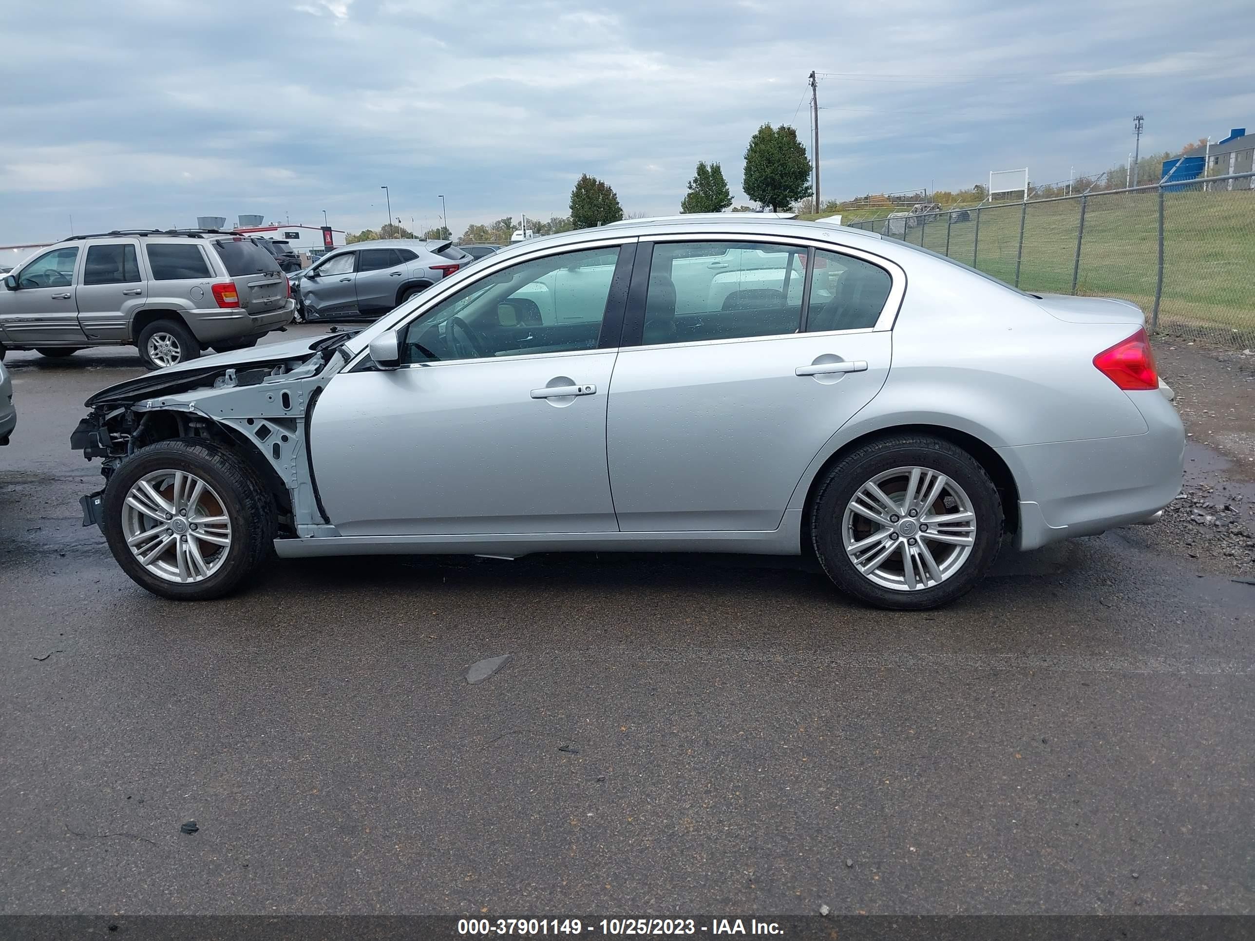 Photo 13 VIN: JN1CV6AR0BM353397 - INFINITI G 