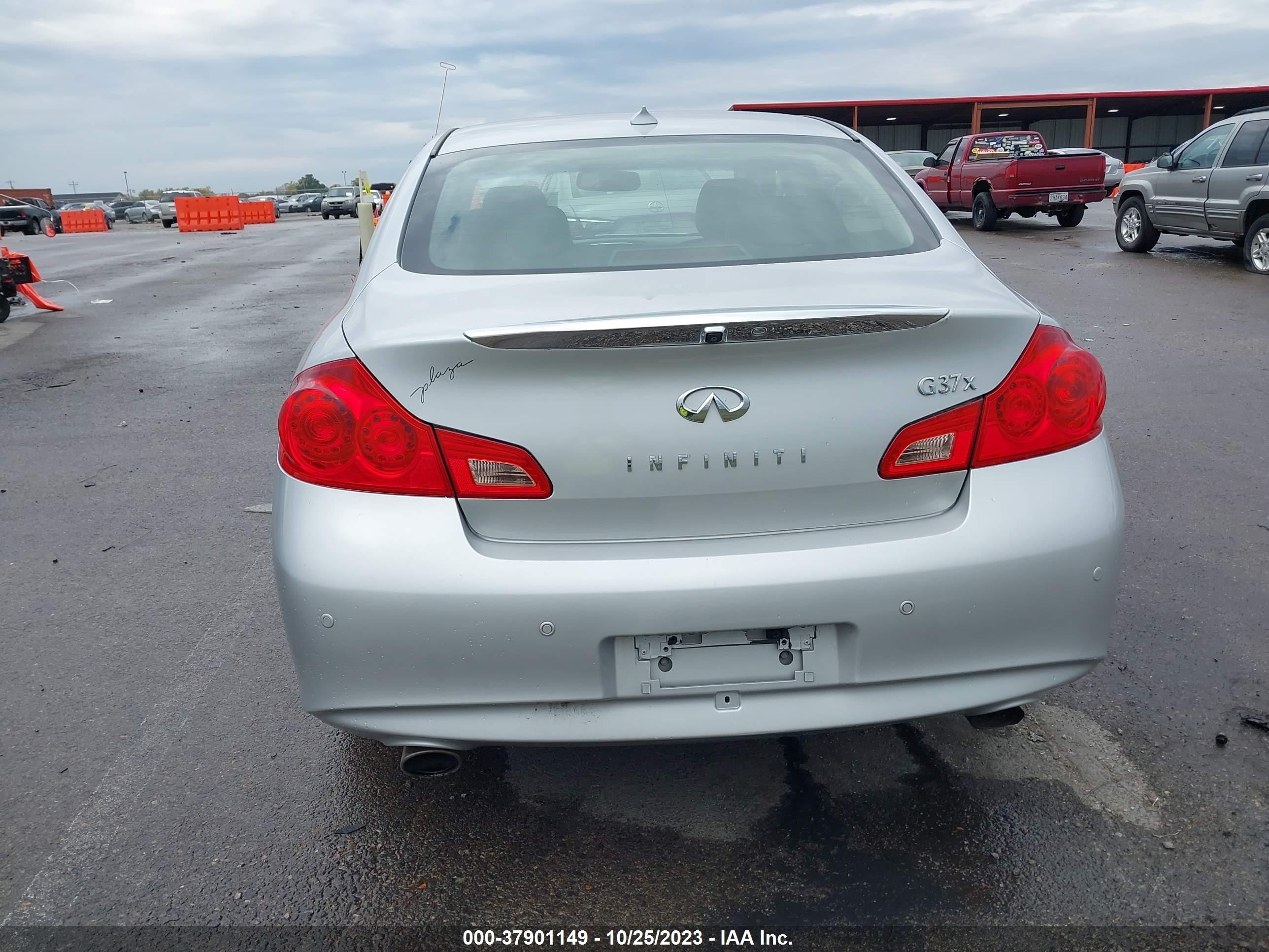 Photo 15 VIN: JN1CV6AR0BM353397 - INFINITI G 