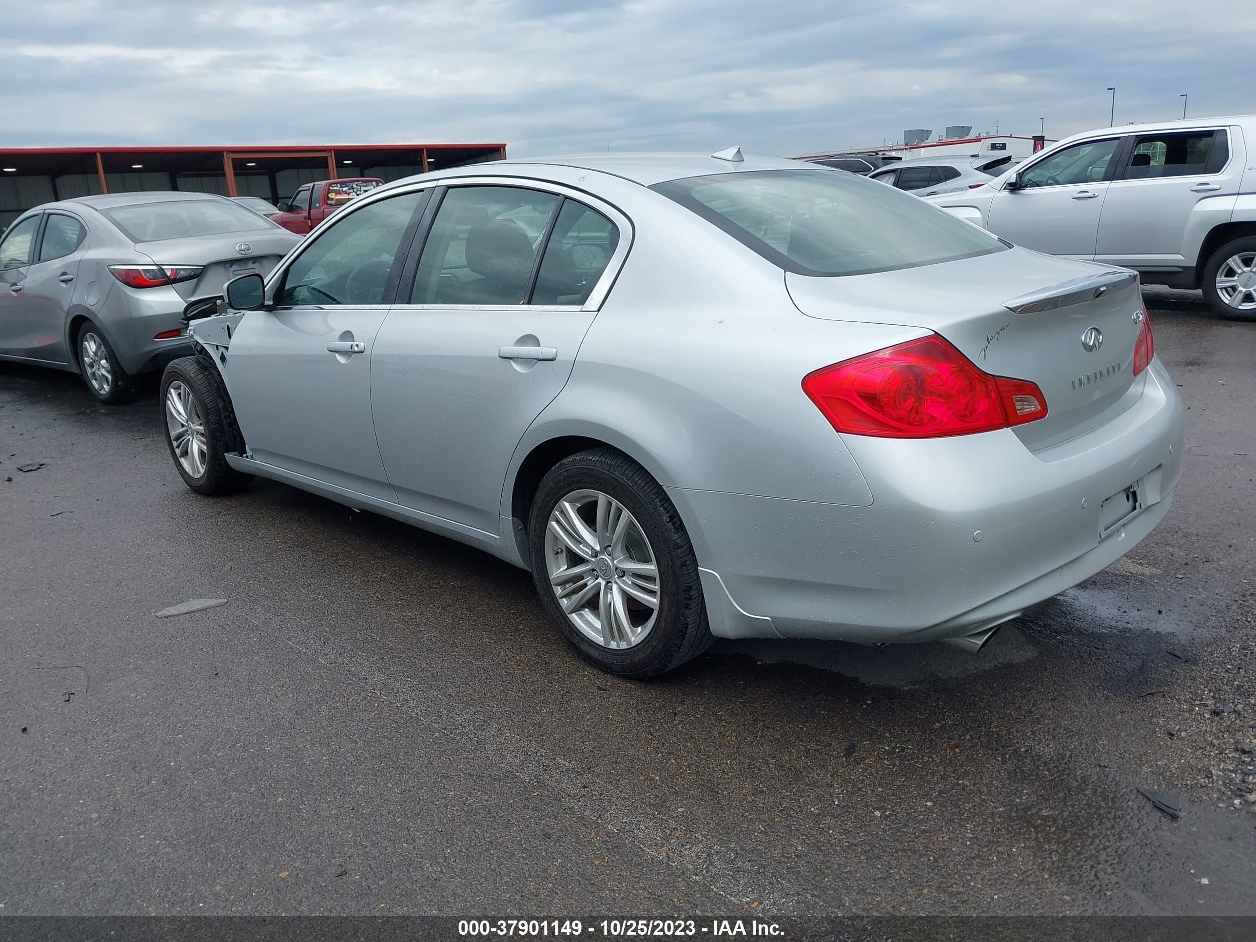 Photo 2 VIN: JN1CV6AR0BM353397 - INFINITI G 