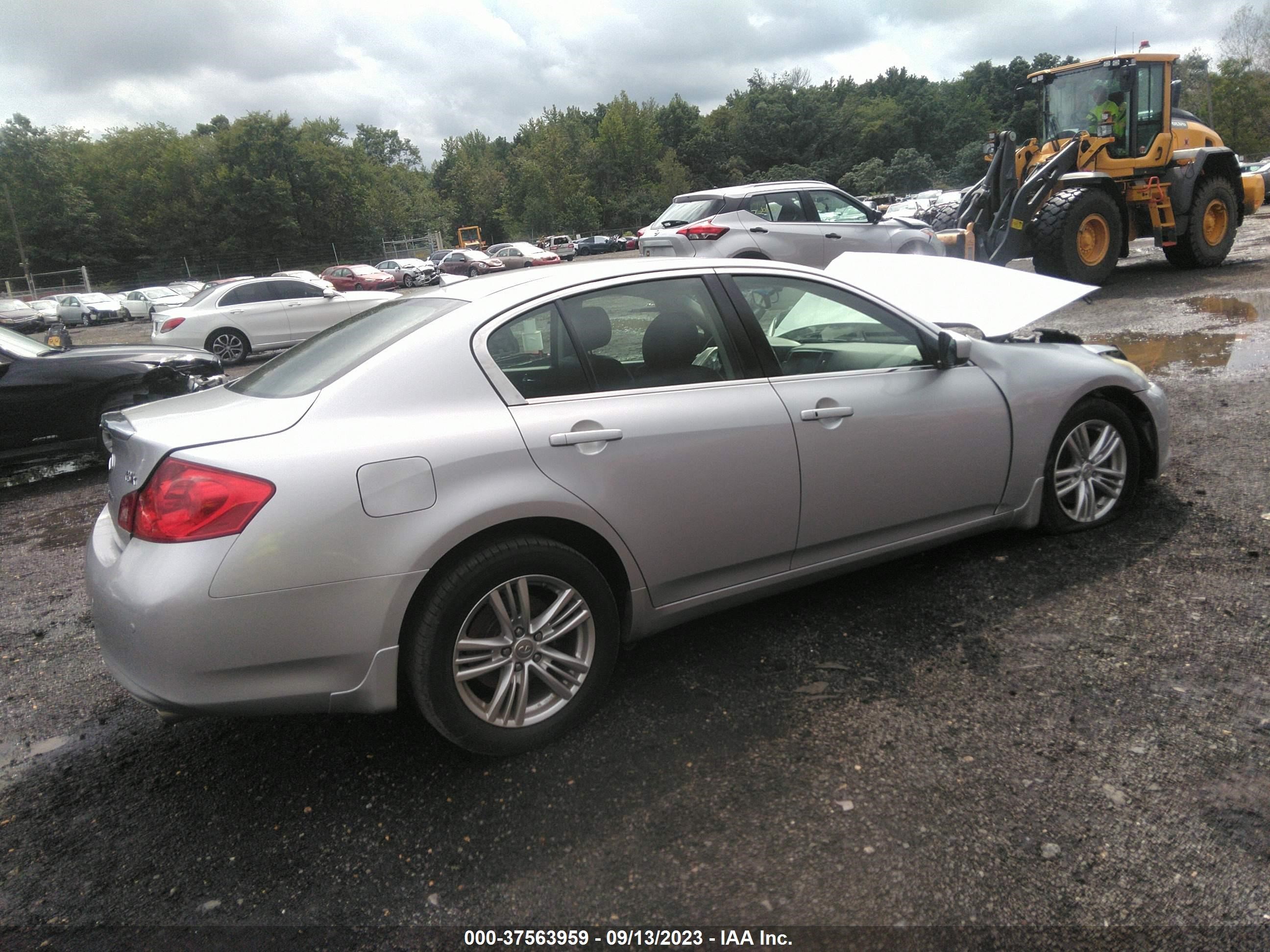 Photo 3 VIN: JN1CV6AR1BM412716 - INFINITI G 