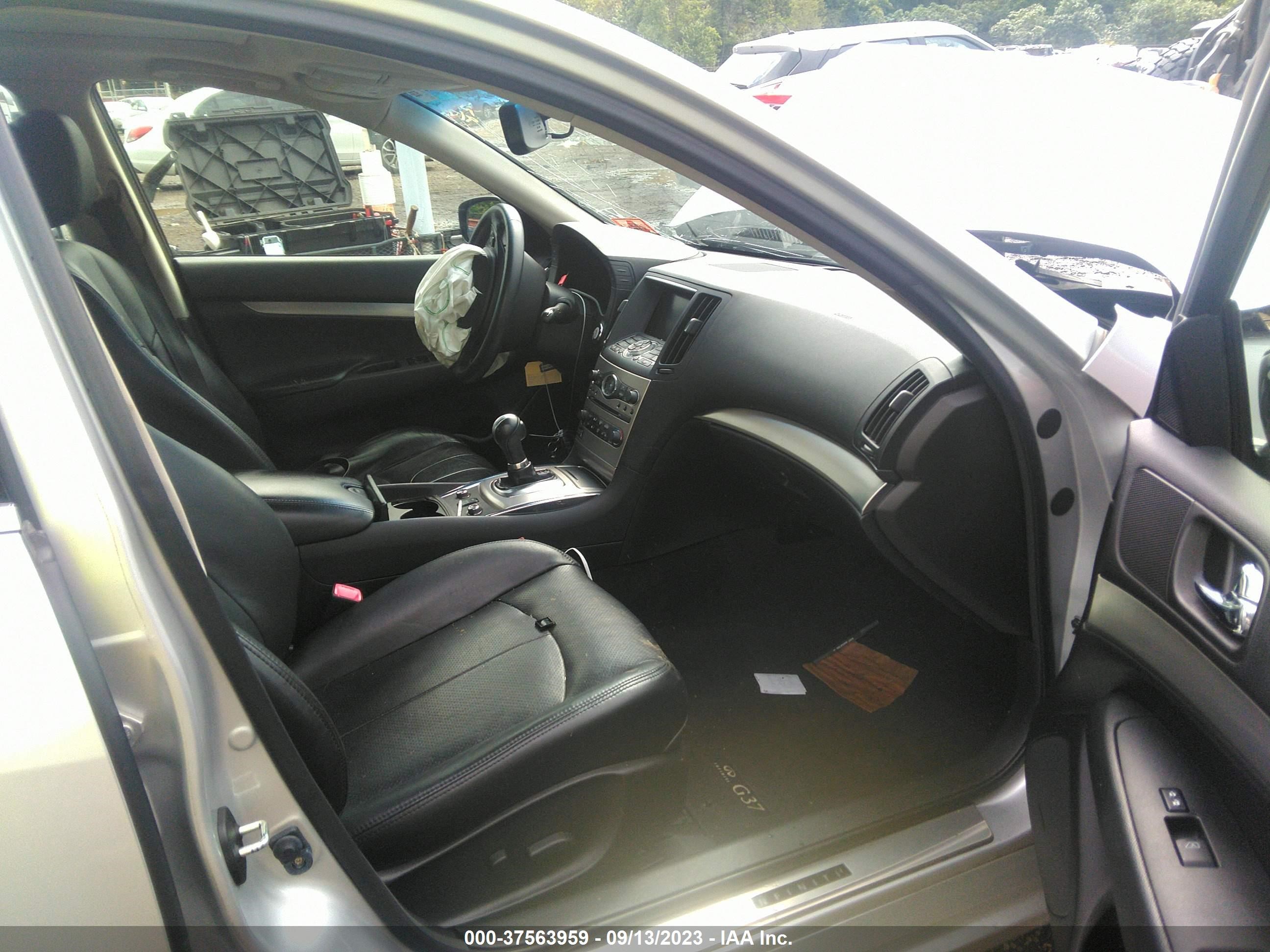 Photo 4 VIN: JN1CV6AR1BM412716 - INFINITI G 