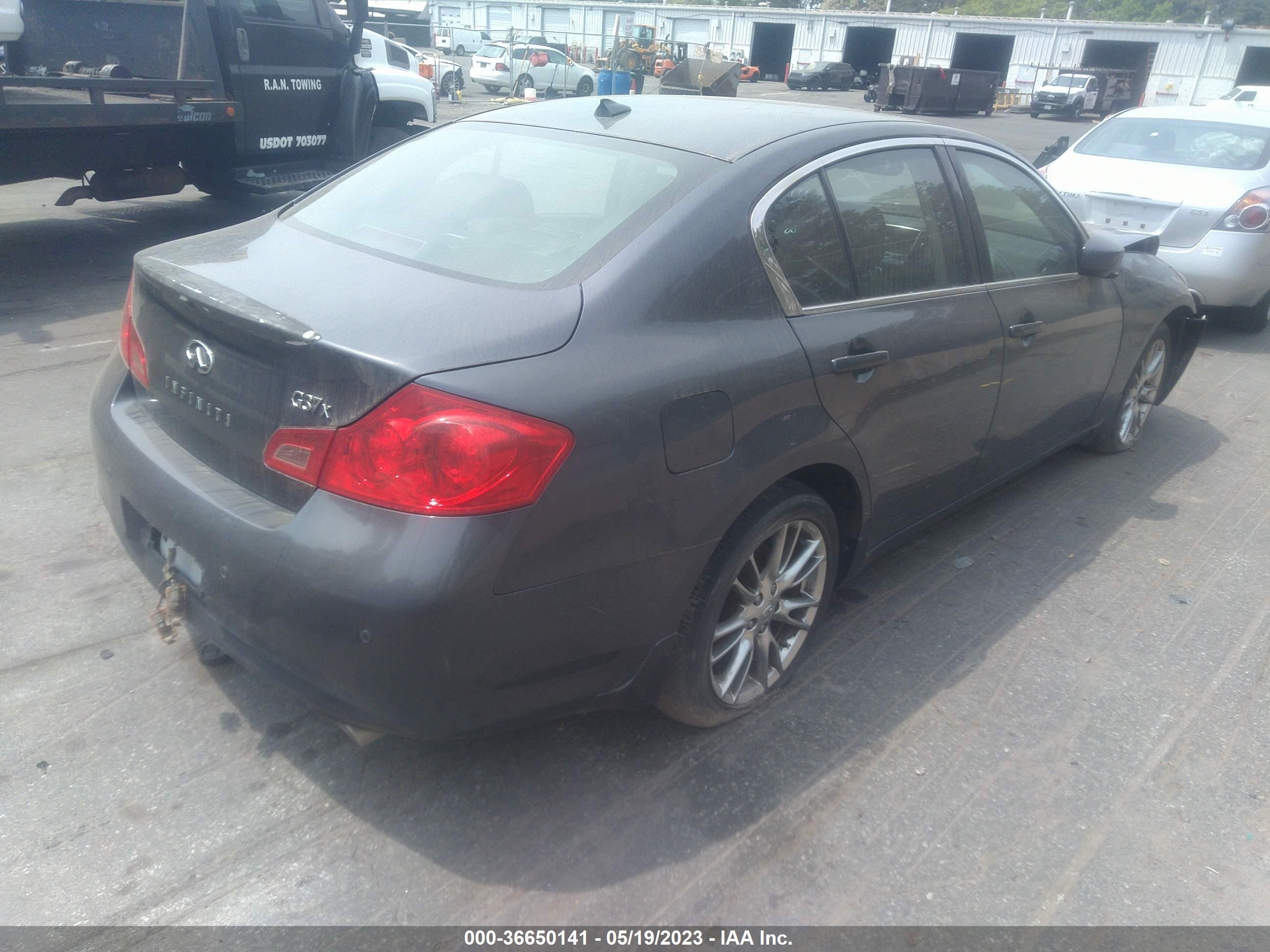 Photo 3 VIN: JN1CV6AR5BM403873 - INFINITI G 