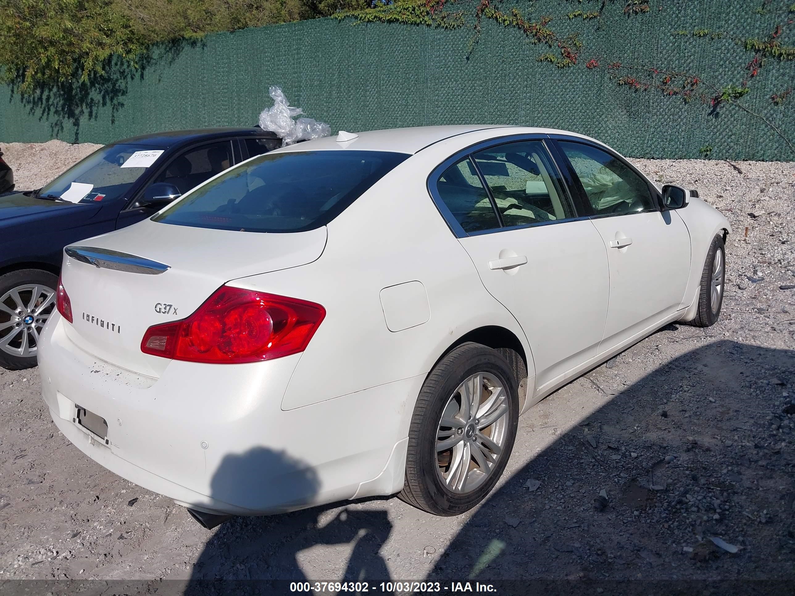 Photo 3 VIN: JN1CV6AR9CM975630 - INFINITI G 