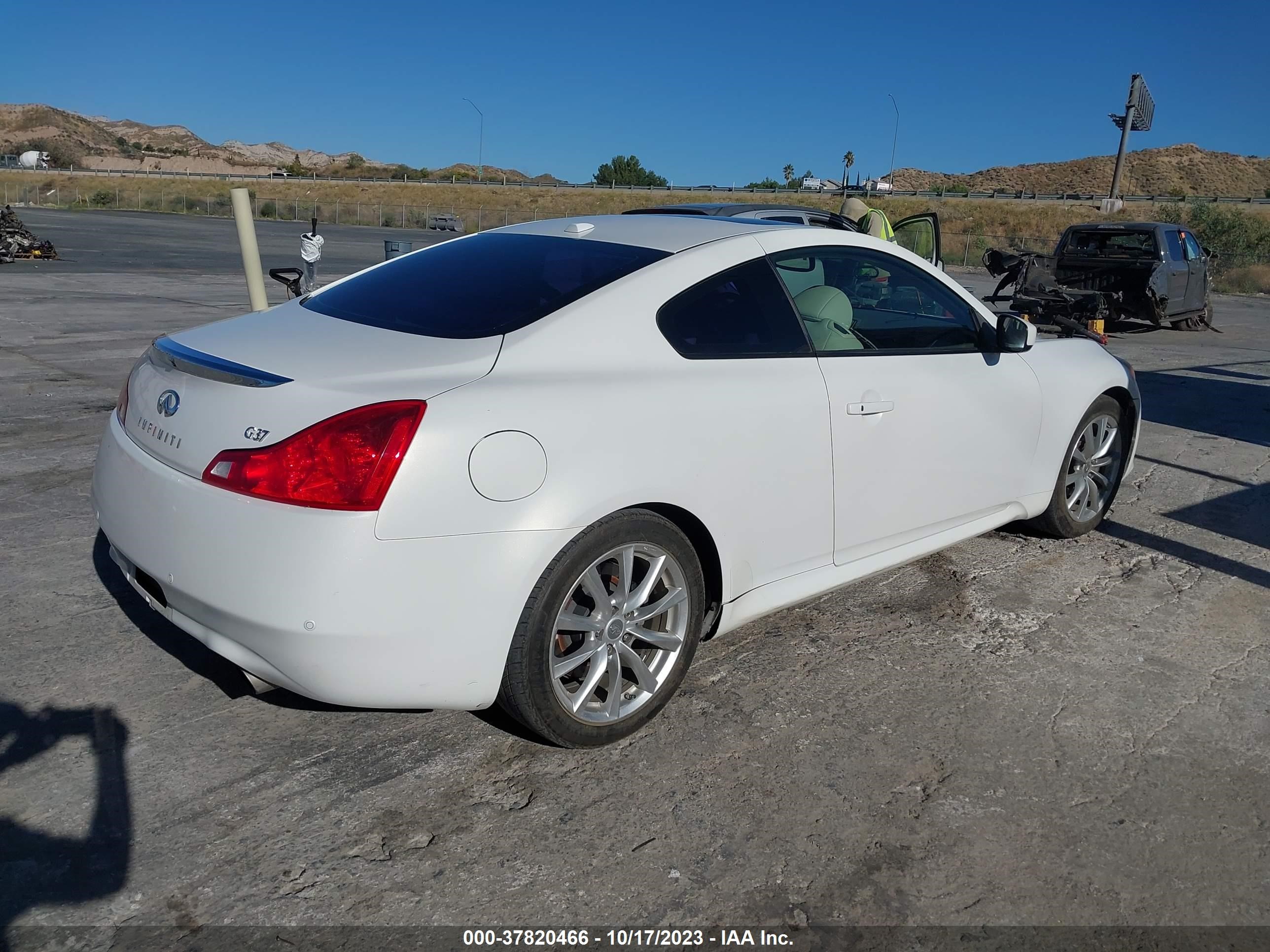 Photo 3 VIN: JN1CV6EK8BM215734 - INFINITI G 