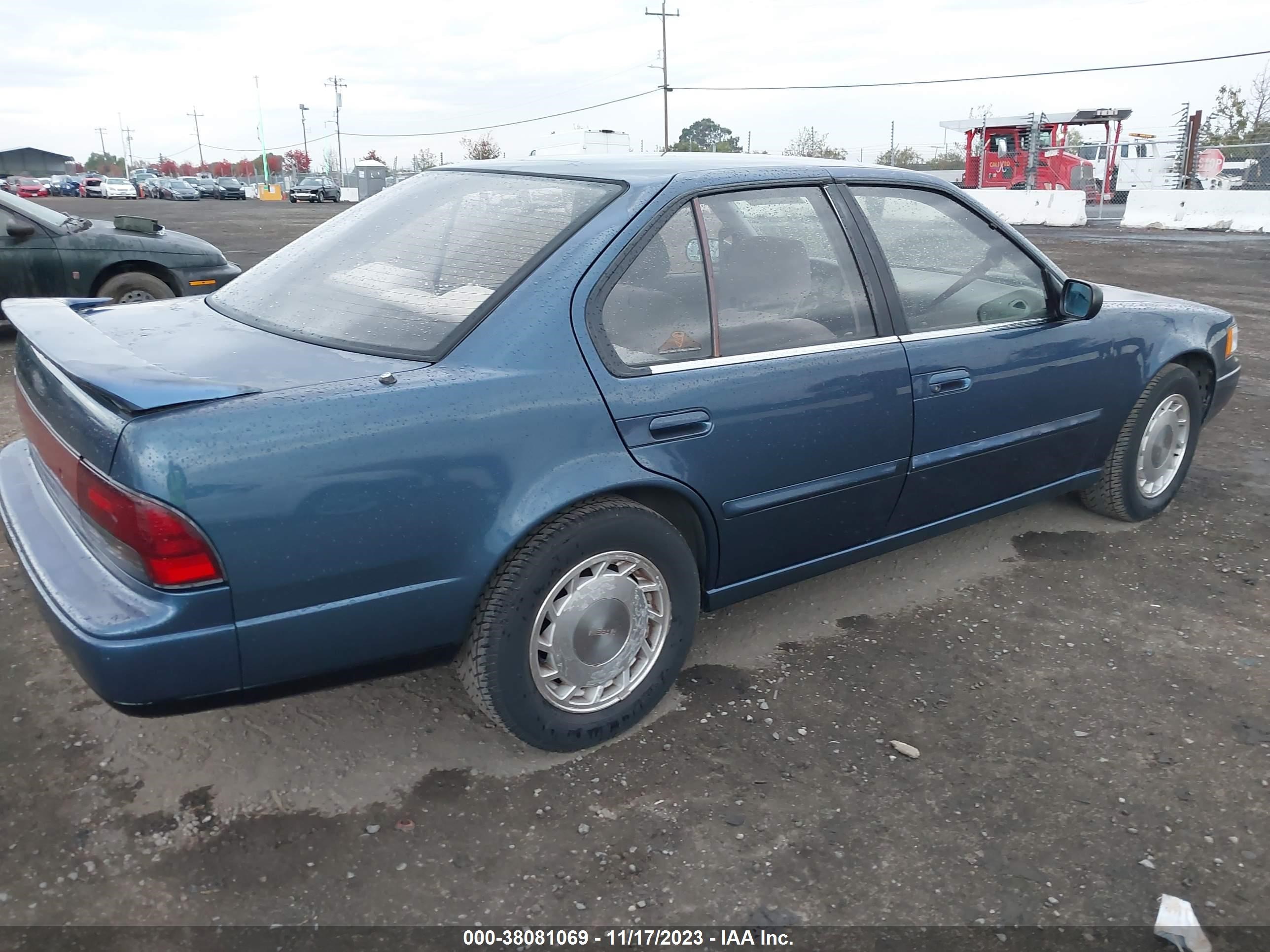 Photo 3 VIN: JN1EJ01F1PT413675 - NISSAN MAXIMA 