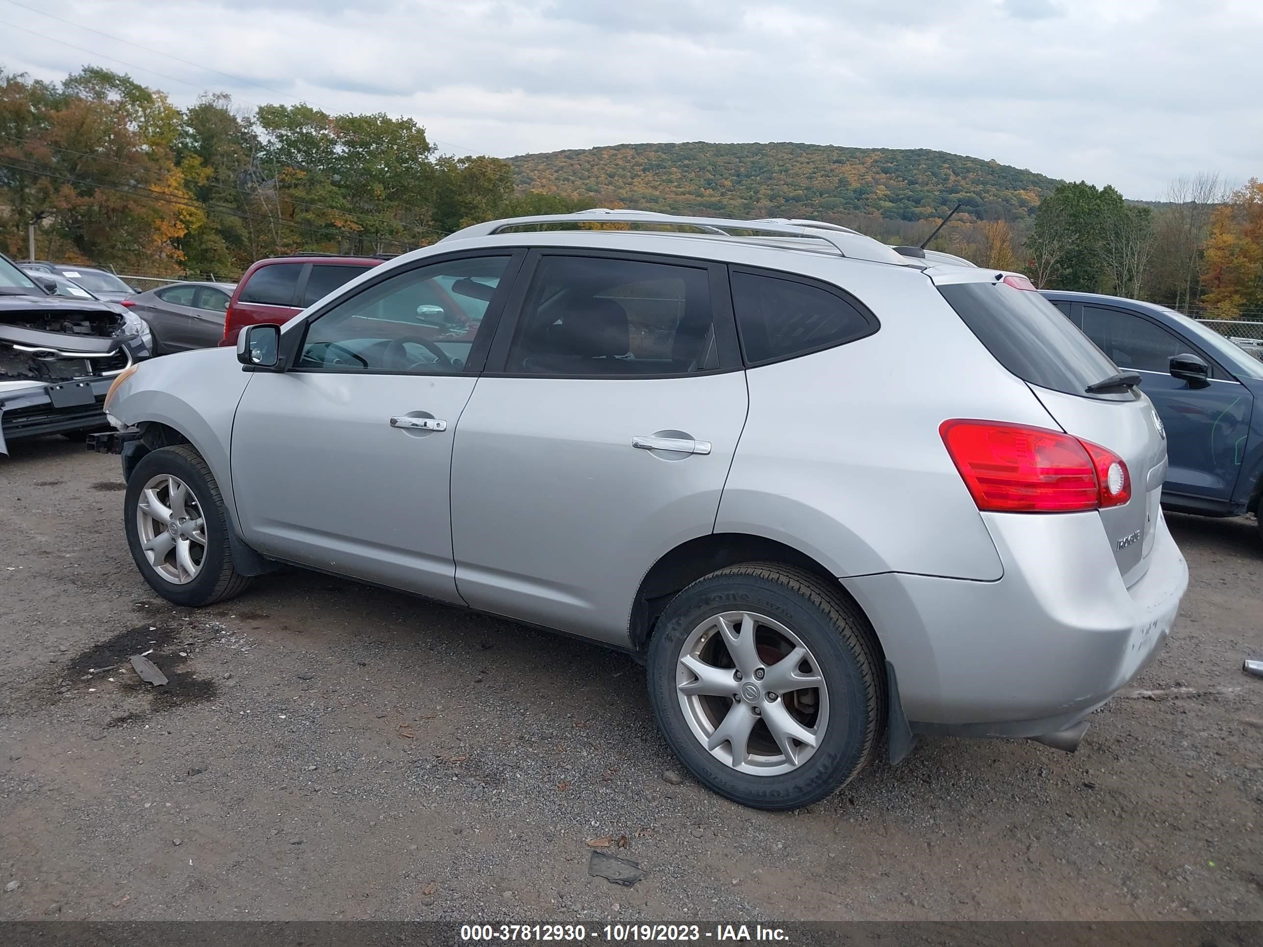 Photo 2 VIN: JN8AS5MT7AW017591 - NISSAN ROGUE 