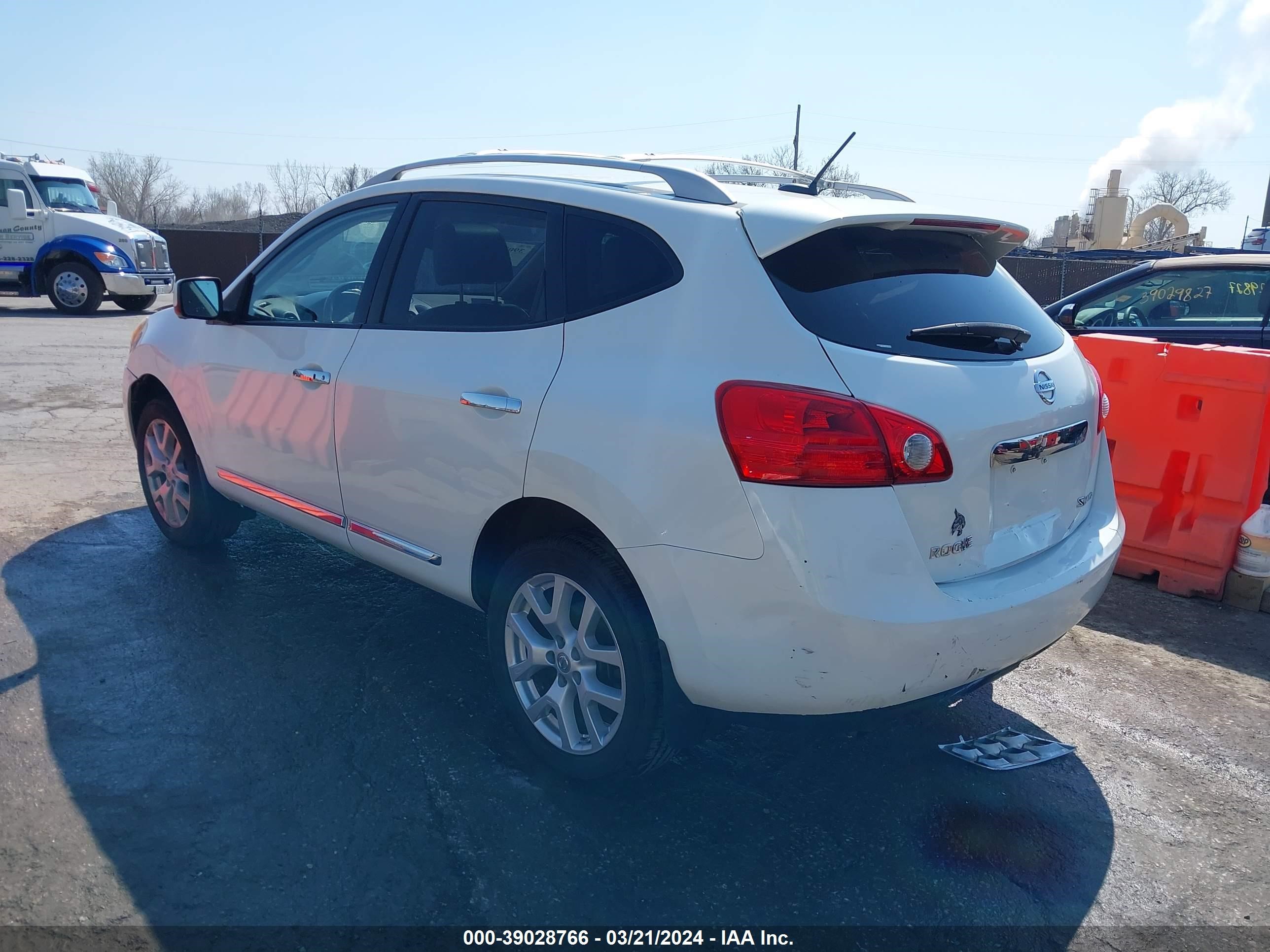 Photo 2 VIN: JN8AS5MV2DW142021 - NISSAN ROGUE 