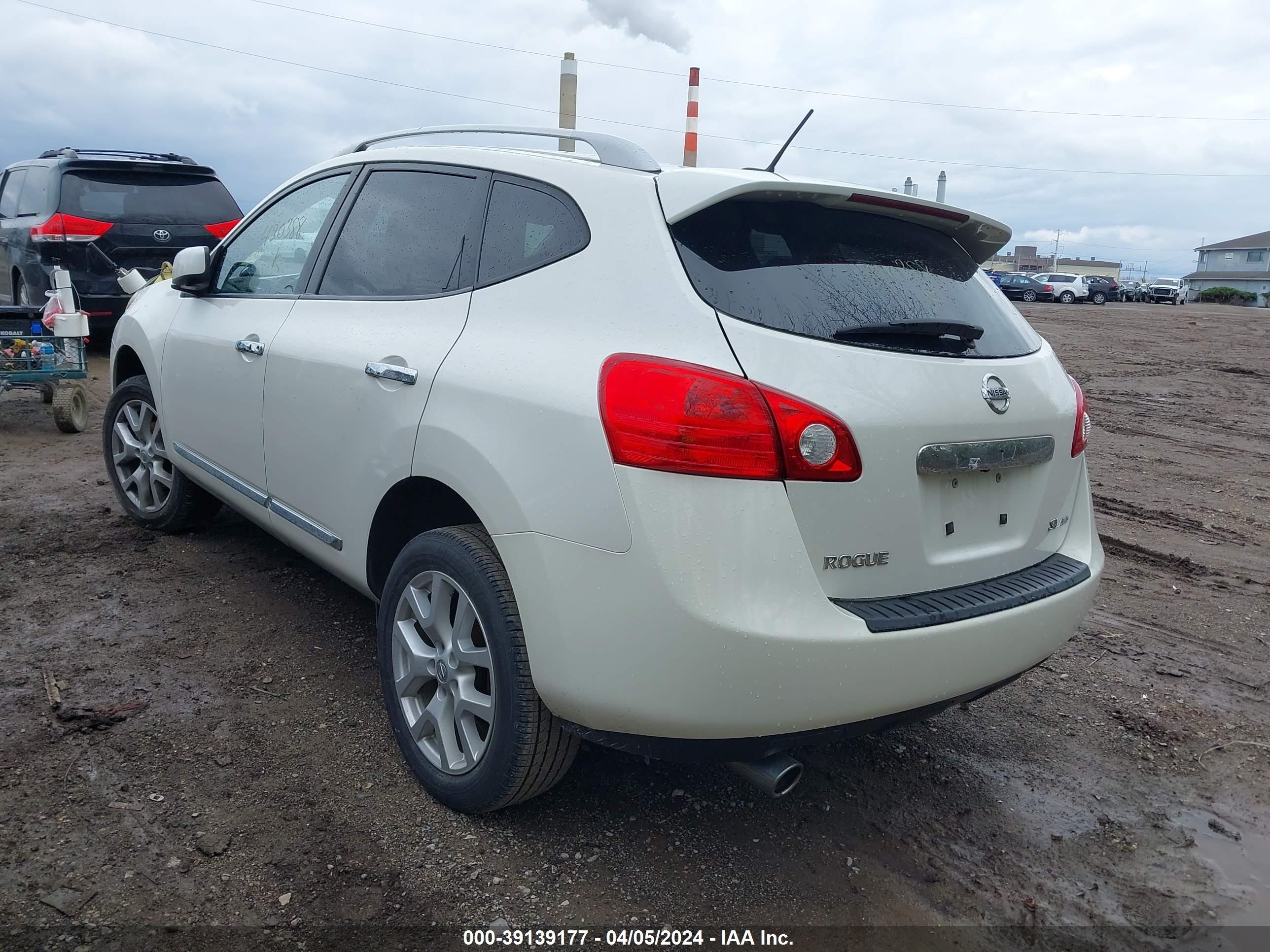 Photo 2 VIN: JN8AS5MV3CW420388 - NISSAN ROGUE 