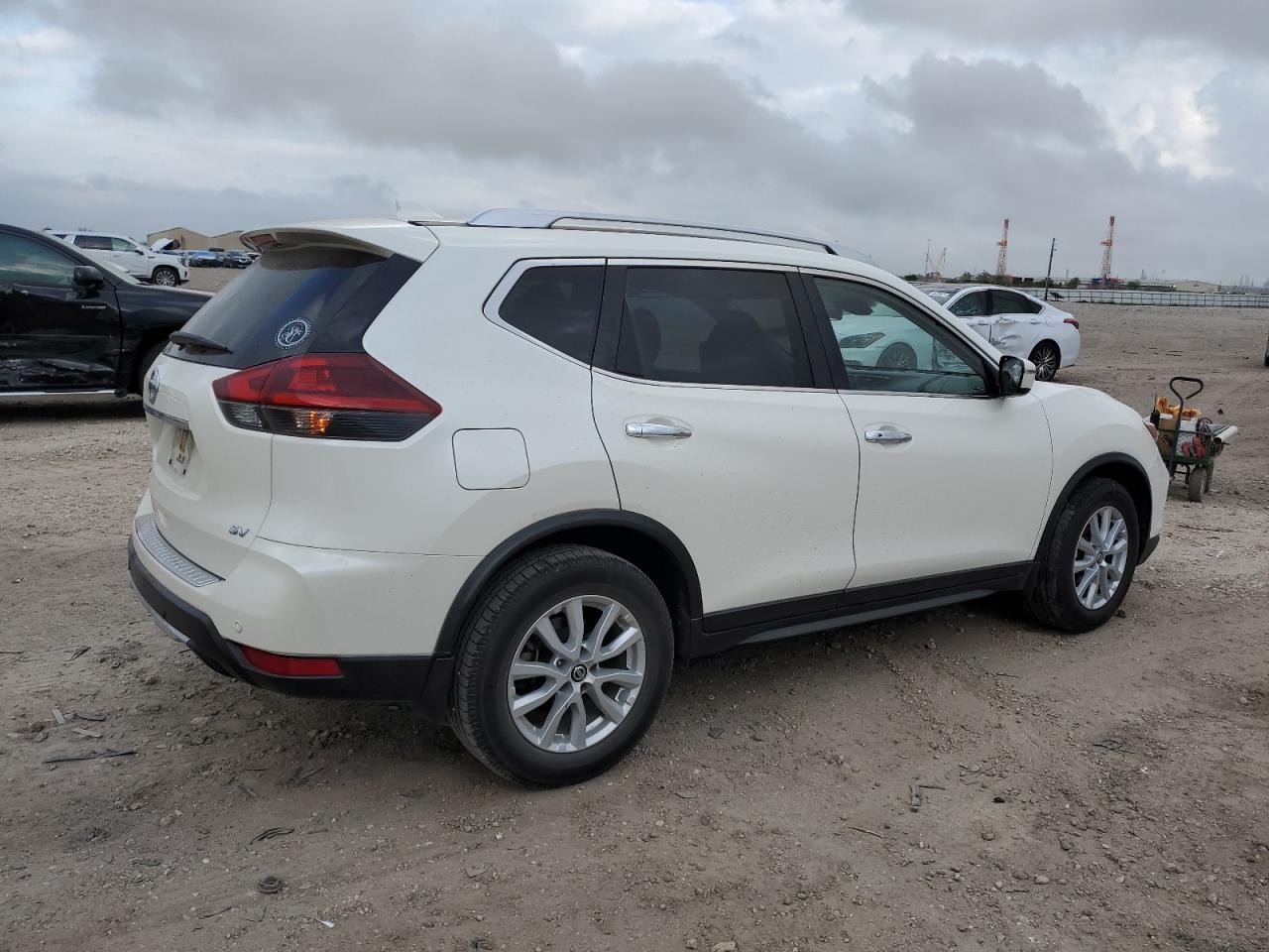 Photo 2 VIN: JN8AT2MT0KW263721 - NISSAN ROGUE 