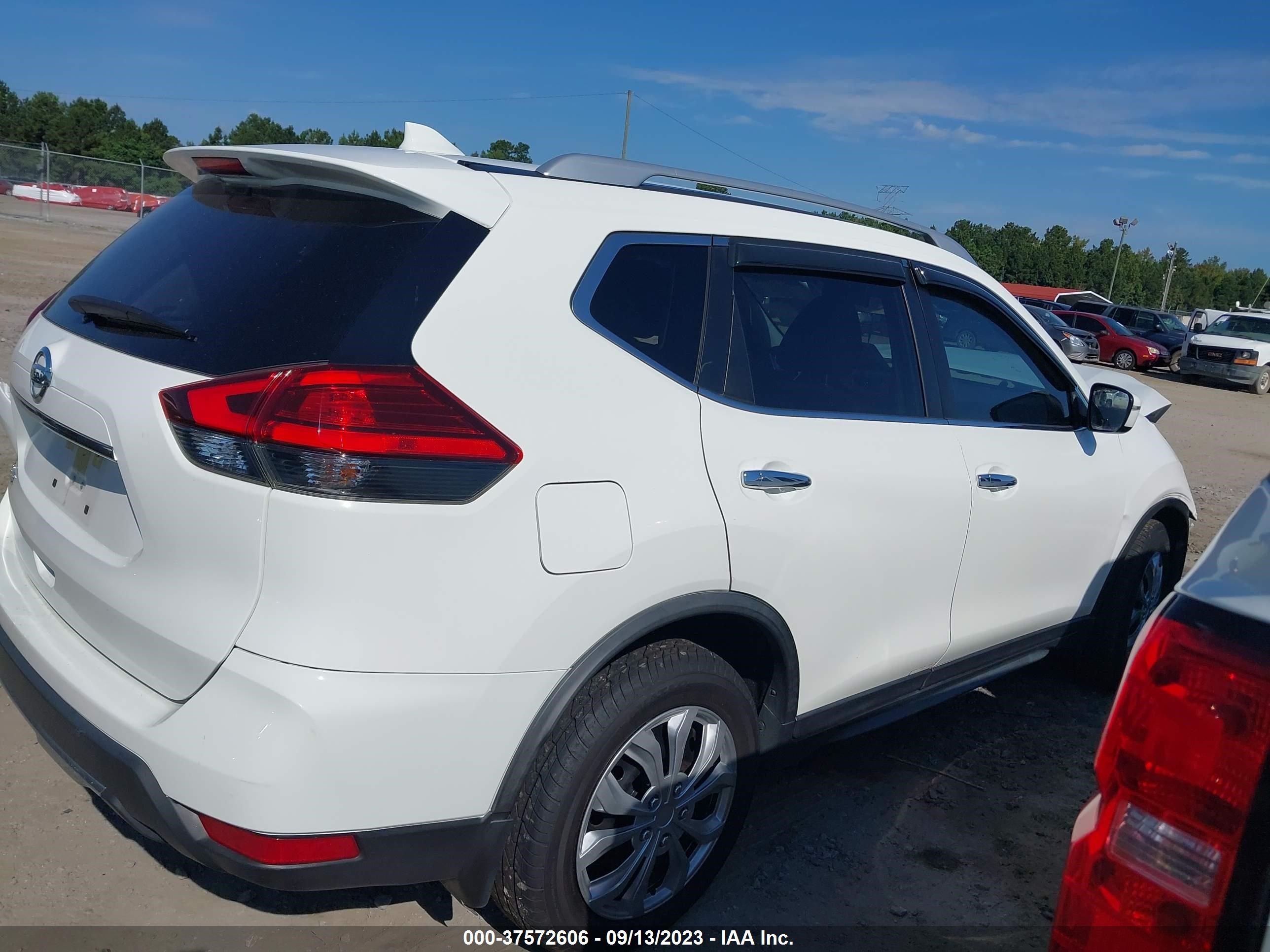 Photo 11 VIN: JN8AT2MT1HW138915 - NISSAN ROGUE 