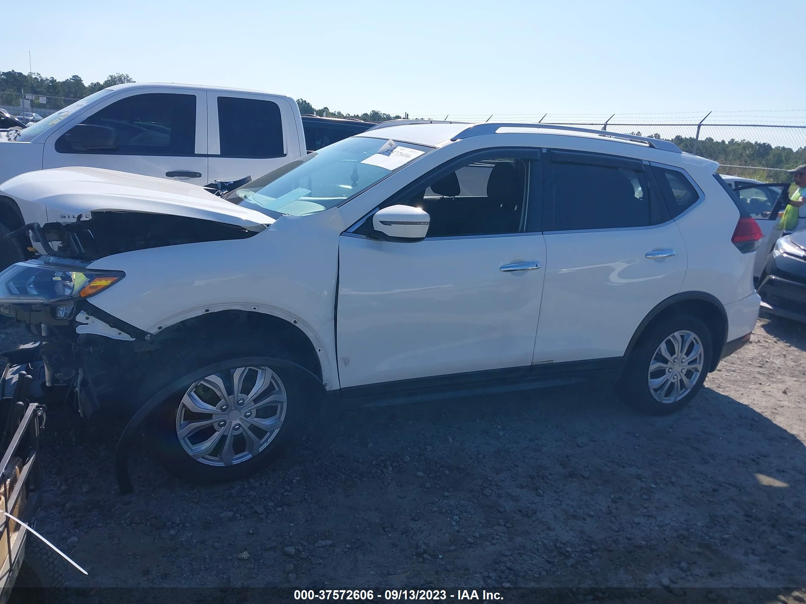 Photo 12 VIN: JN8AT2MT1HW138915 - NISSAN ROGUE 