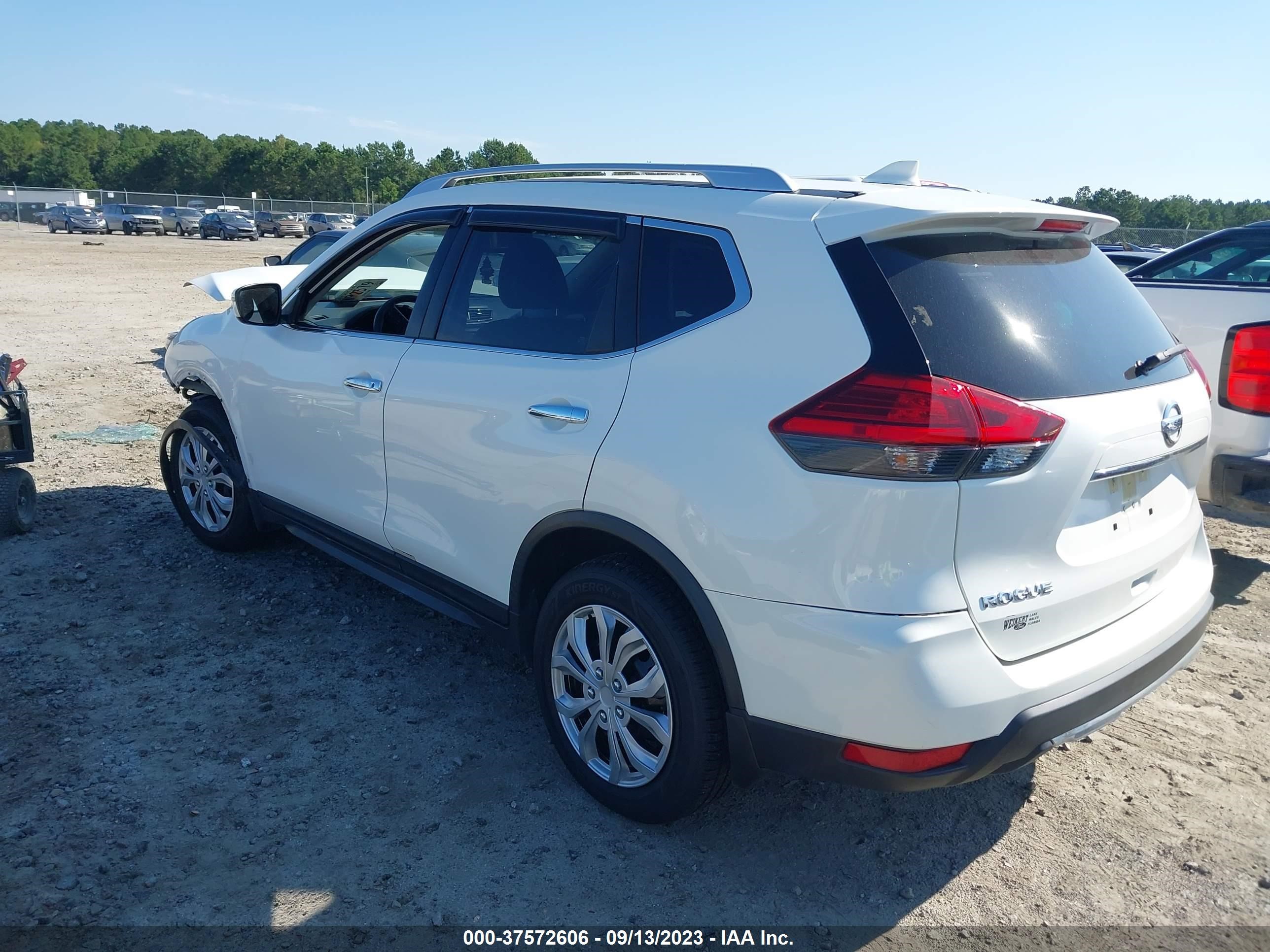 Photo 2 VIN: JN8AT2MT1HW138915 - NISSAN ROGUE 