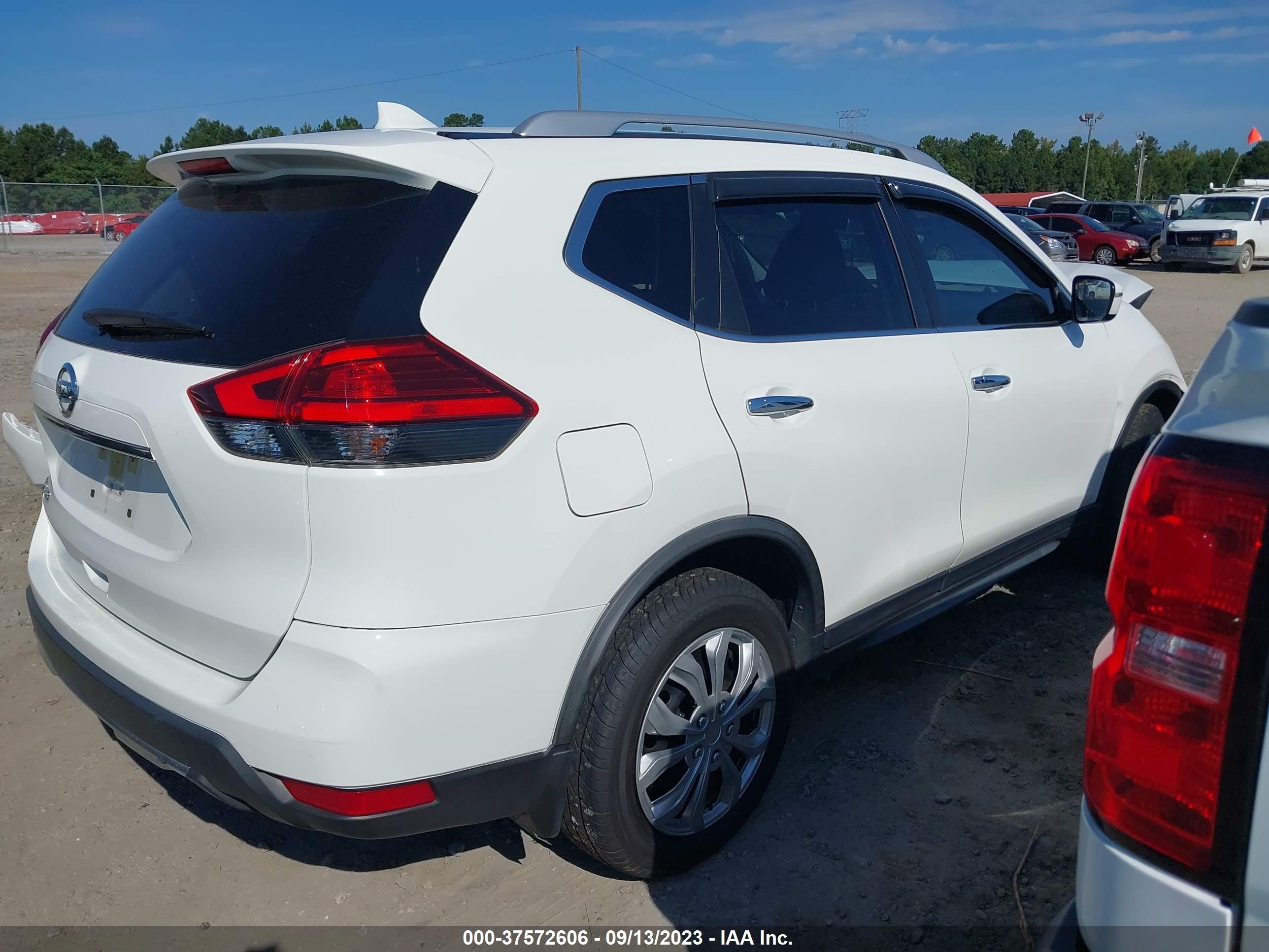 Photo 3 VIN: JN8AT2MT1HW138915 - NISSAN ROGUE 