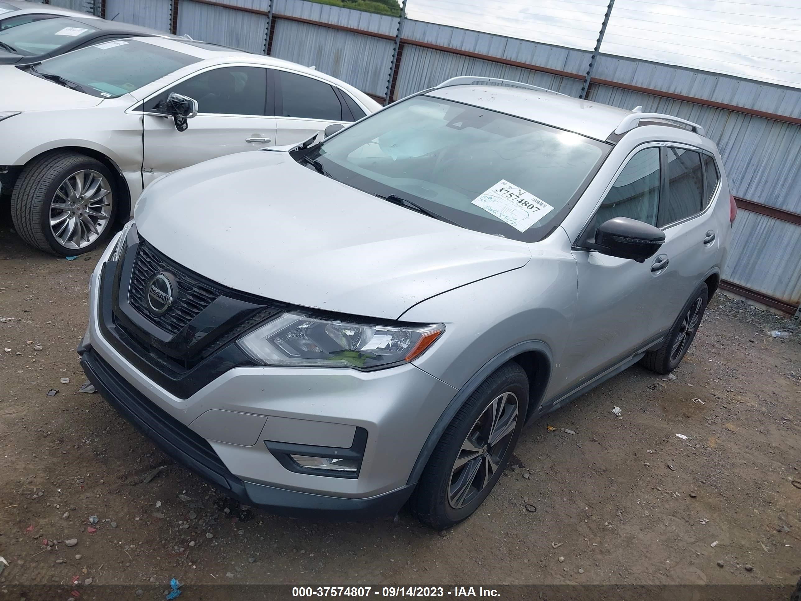 Photo 1 VIN: JN8AT2MT1JW466132 - NISSAN ROGUE 