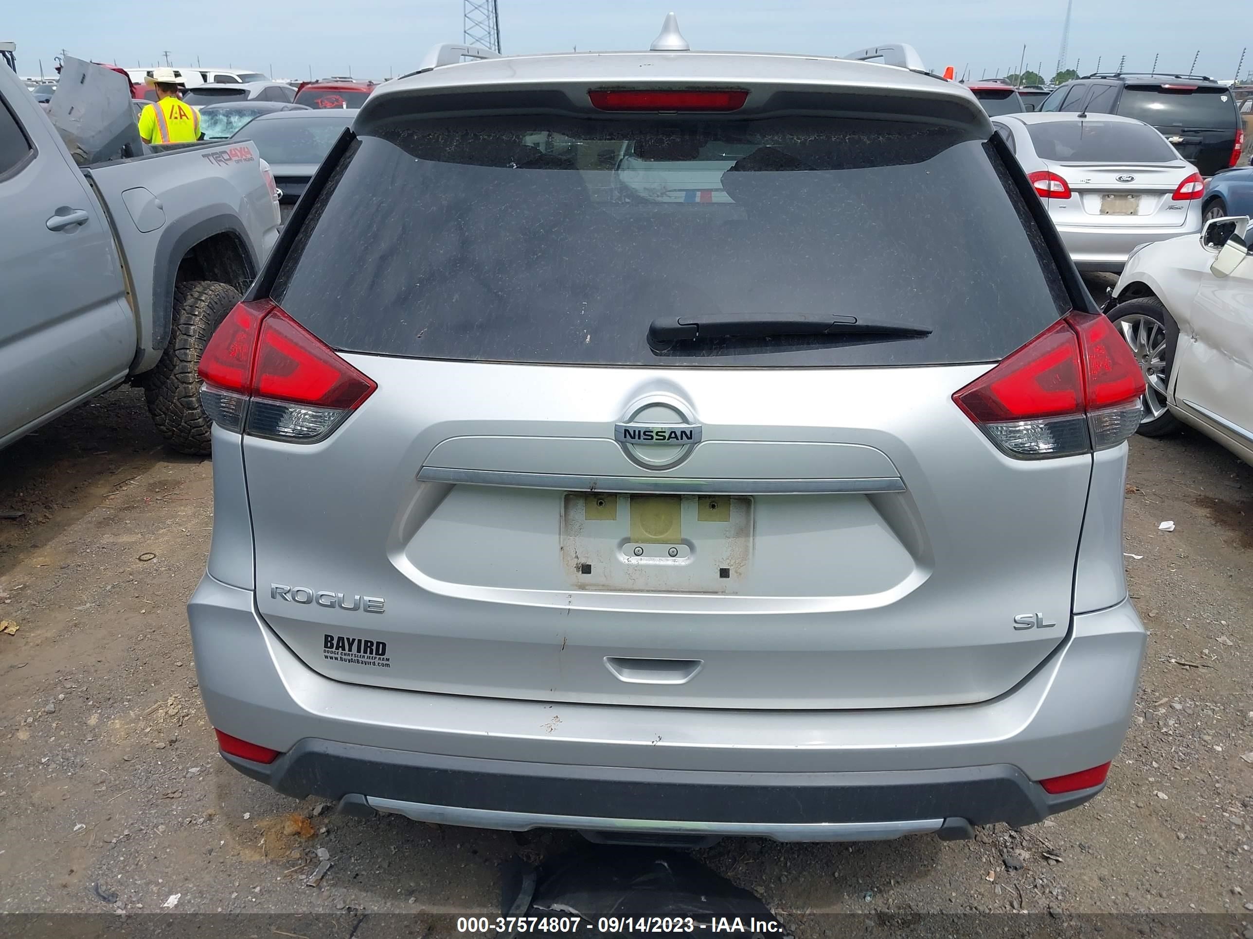 Photo 15 VIN: JN8AT2MT1JW466132 - NISSAN ROGUE 