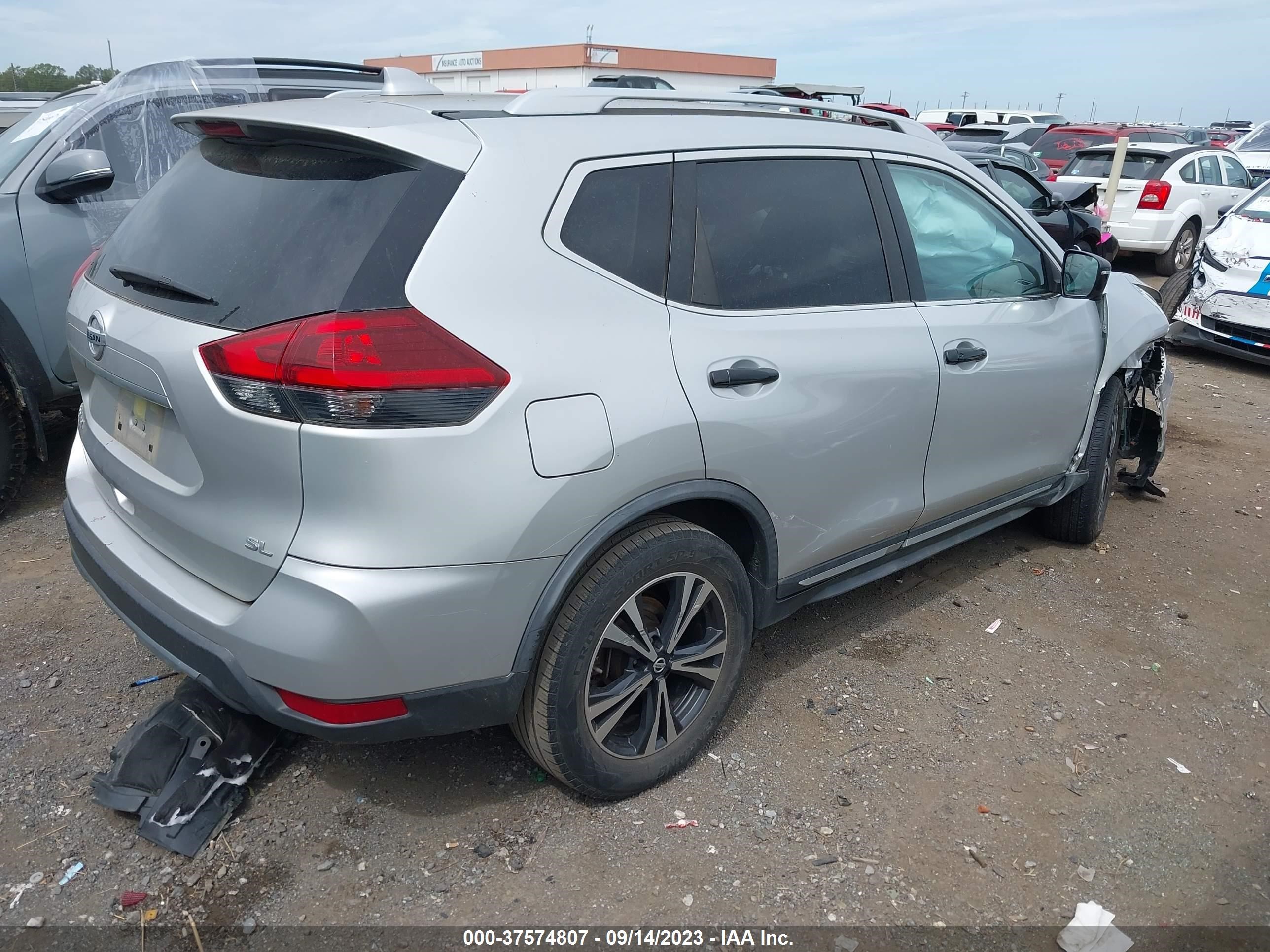 Photo 3 VIN: JN8AT2MT1JW466132 - NISSAN ROGUE 