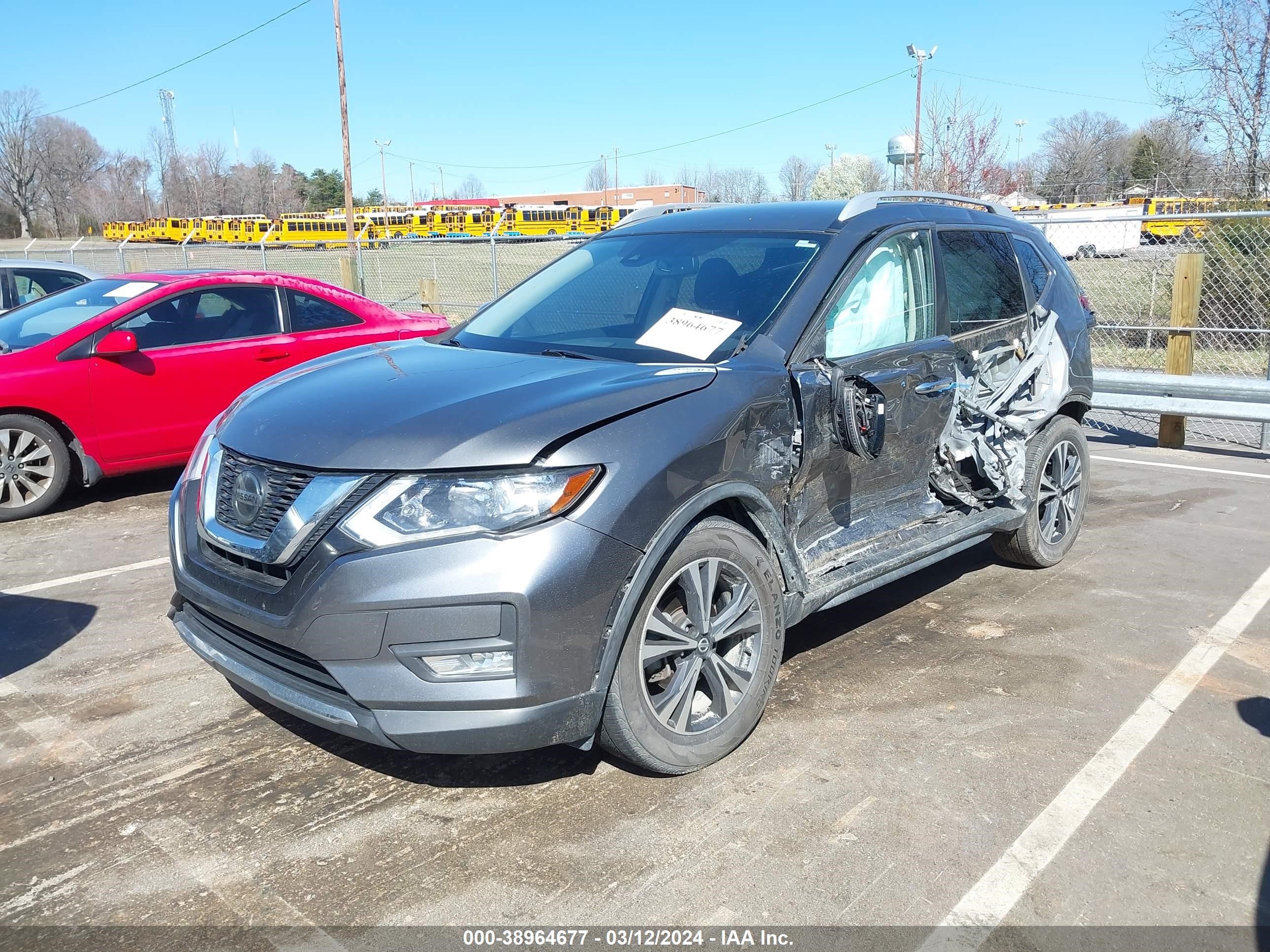 Photo 1 VIN: JN8AT2MT2JW462011 - NISSAN ROGUE 